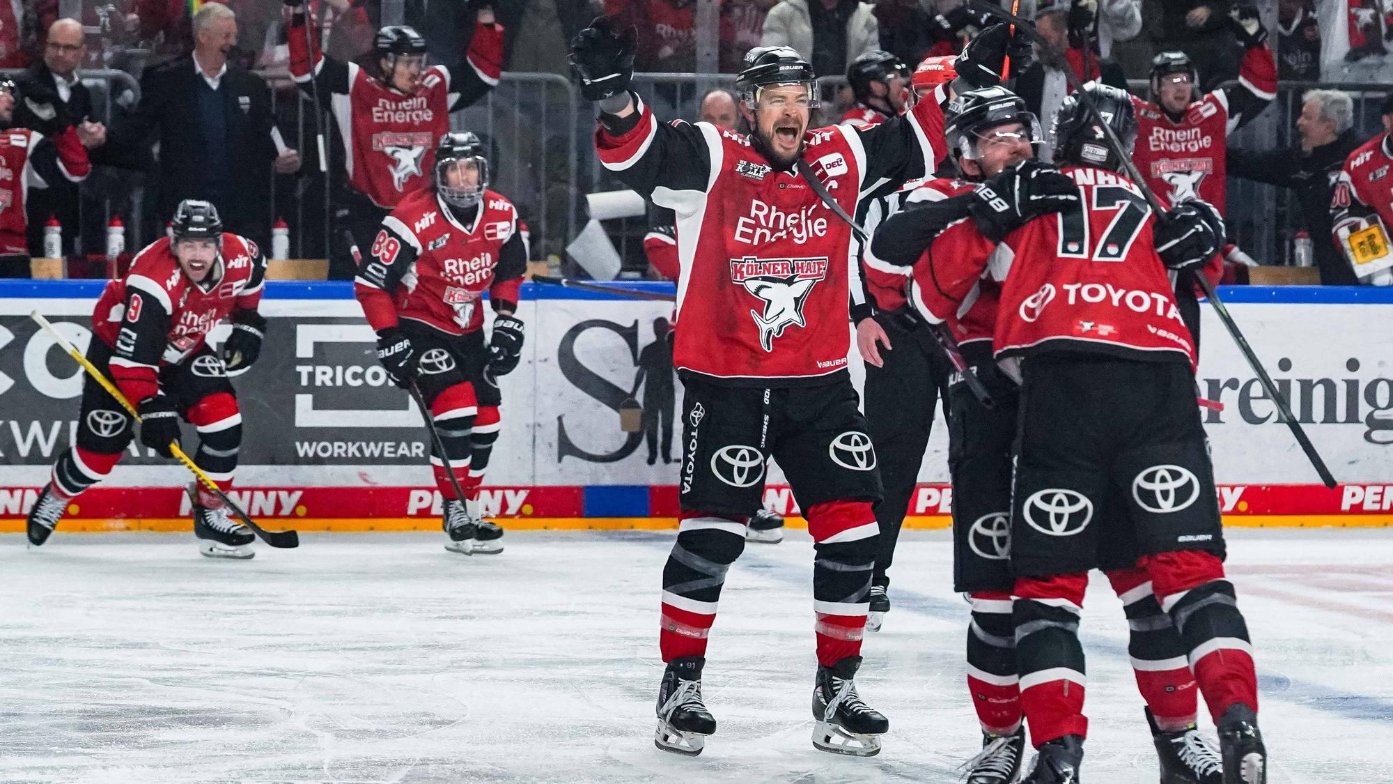 Eishockey Penny-DEL Playoff-Viertelfinale Spiel4 Kölner Haie - Schwenninger Wild Wings am 31.03.2026 in der Lanxess Arena in Köln Riesenjubel bei Kölns Spielern. In der 5.Spielminute der dritten Overtime erzielt Jan Luca Sennhenn Köln vorne rechtst - von der blauen Linie den Siegtreffer zum 2:1 Gemäß den Vorgaben der DEL Deutsche Eishockey Liga ist die Publikation und Weiterverwertung der Aufnahmen in elektronischen Medien und Endgeräten aller Art während des laufenden Spiels nicht zulässig. *** Ice Hockey Penny DEL Playoff Quarterfinals Game4 Kölner Haie Schwenninger Wild Wings on 31 03 2026 at the Lanxess Arena in Cologne Huge cheers among Colognes players In the 5th minute of the third overtime Jan Luca Sennhenn Köln scores the winning goal from the blue line to make it 2 1 In accordance with the regulations of the DEL German Ice Hockey League, the publication and further use of the recordings in electronic media and end devices of all kinds is not permitted during the ongoing game xDMx
