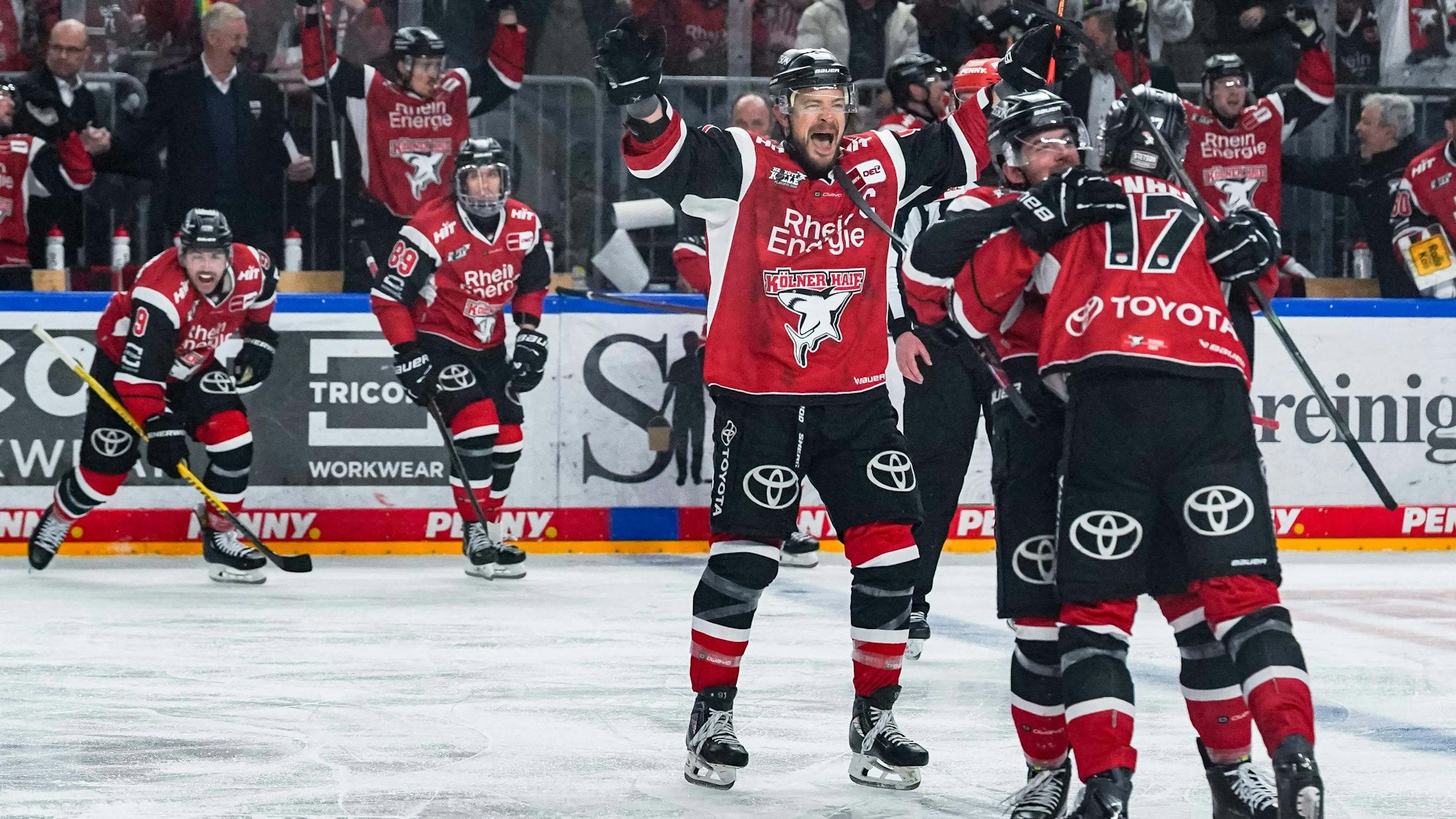 Eishockey Penny-DEL Playoff-Viertelfinale Spiel4 Kölner Haie - Schwenninger Wild Wings am 31.03.2026 in der Lanxess Arena in Köln Riesenjubel bei Kölns Spielern. In der 5.Spielminute der dritten Overtime erzielt Jan Luca Sennhenn Köln vorne rechtst - von der blauen Linie den Siegtreffer zum 2:1 Gemäß den Vorgaben der DEL Deutsche Eishockey Liga ist die Publikation und Weiterverwertung der Aufnahmen in elektronischen Medien und Endgeräten aller Art während des laufenden Spiels nicht zulässig. *** Ice Hockey Penny DEL Playoff Quarterfinals Game4 Kölner Haie Schwenninger Wild Wings on 31 03 2026 at the Lanxess Arena in Cologne Huge cheers among Colognes players In the 5th minute of the third overtime Jan Luca Sennhenn Köln scores the winning goal from the blue line to make it 2 1 In accordance with the regulations of the DEL German Ice Hockey League, the publication and further use of the recordings in electronic media and end devices of all kinds is not permitted during the ongoing game xDMx