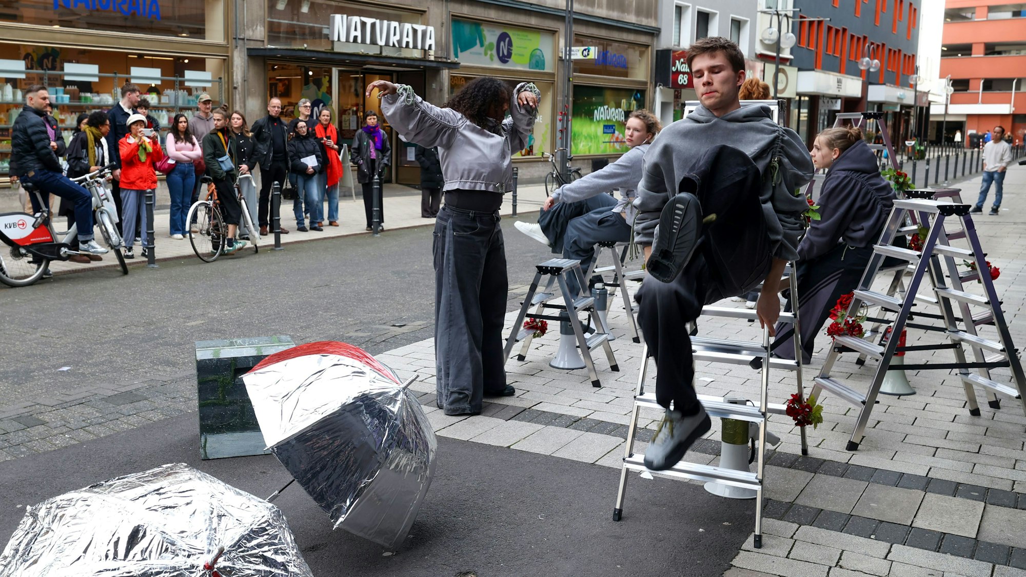 Die Performance „Dowtown Paradise“ ist ein Stadtspaziergang der besonderen Art, veranstaltet vom Jugendclub des Schauspiel Kölns.