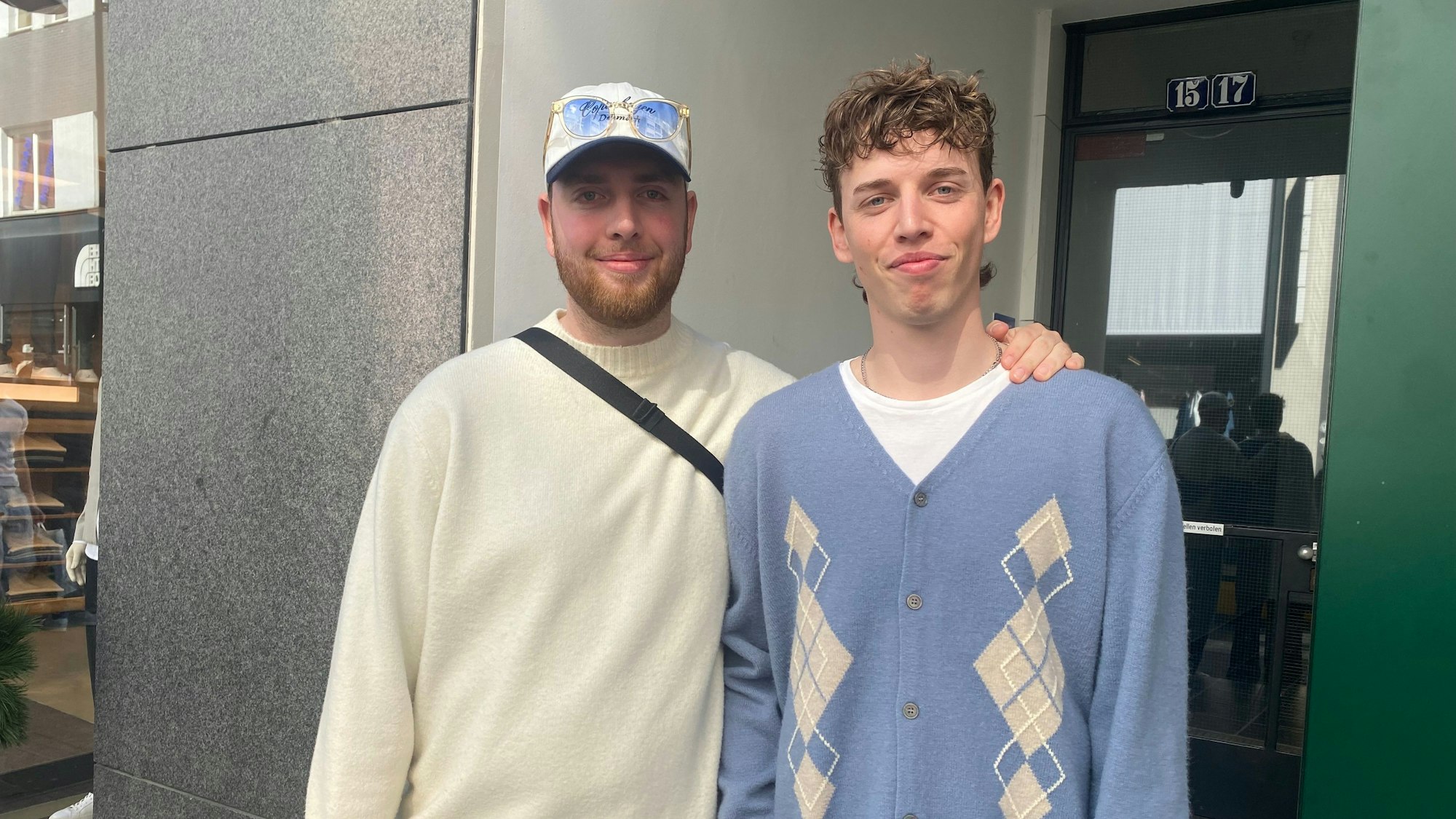 Zwei Männer schauen in die Kamera.