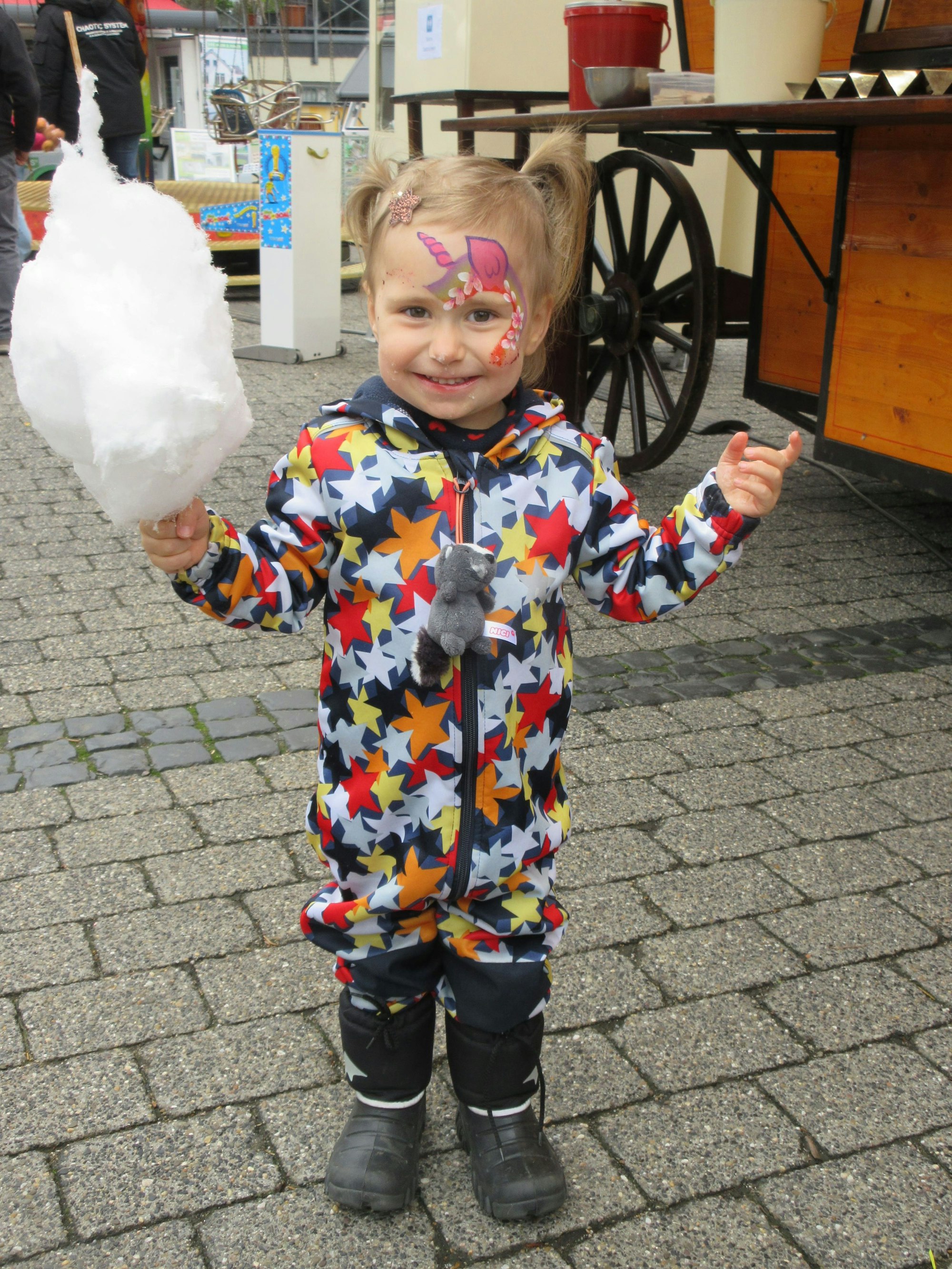 Zuckerwatte und Schminke: Die kleine Valentina hatte sichtlich Spaß.