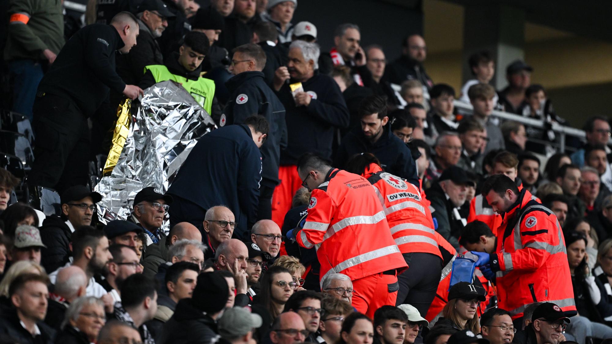 Notfall-Einsatz auf der Tribüne des Frankfurter Stadions.