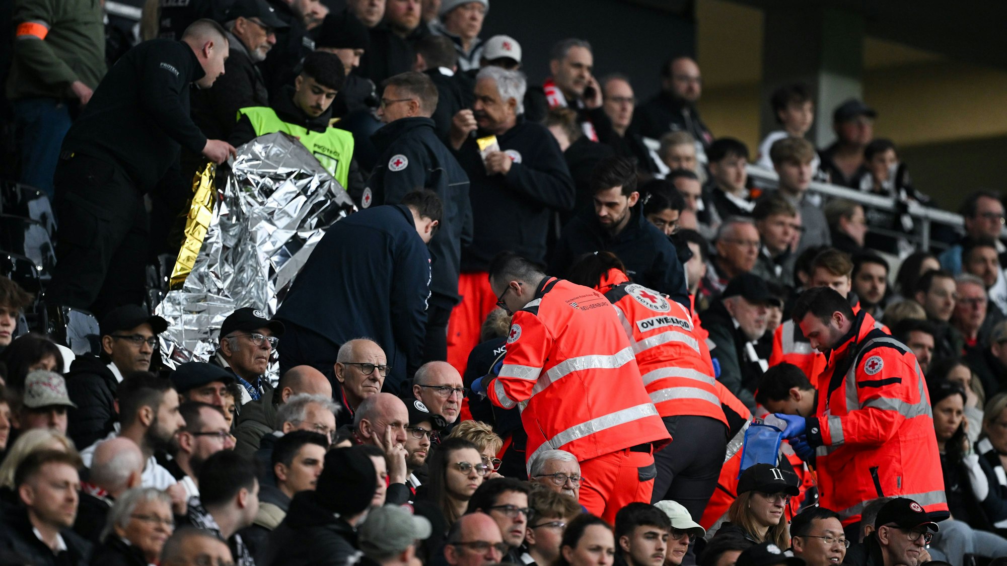 Notfall-Einsatz auf der Tribüne des Frankfurter Stadions.