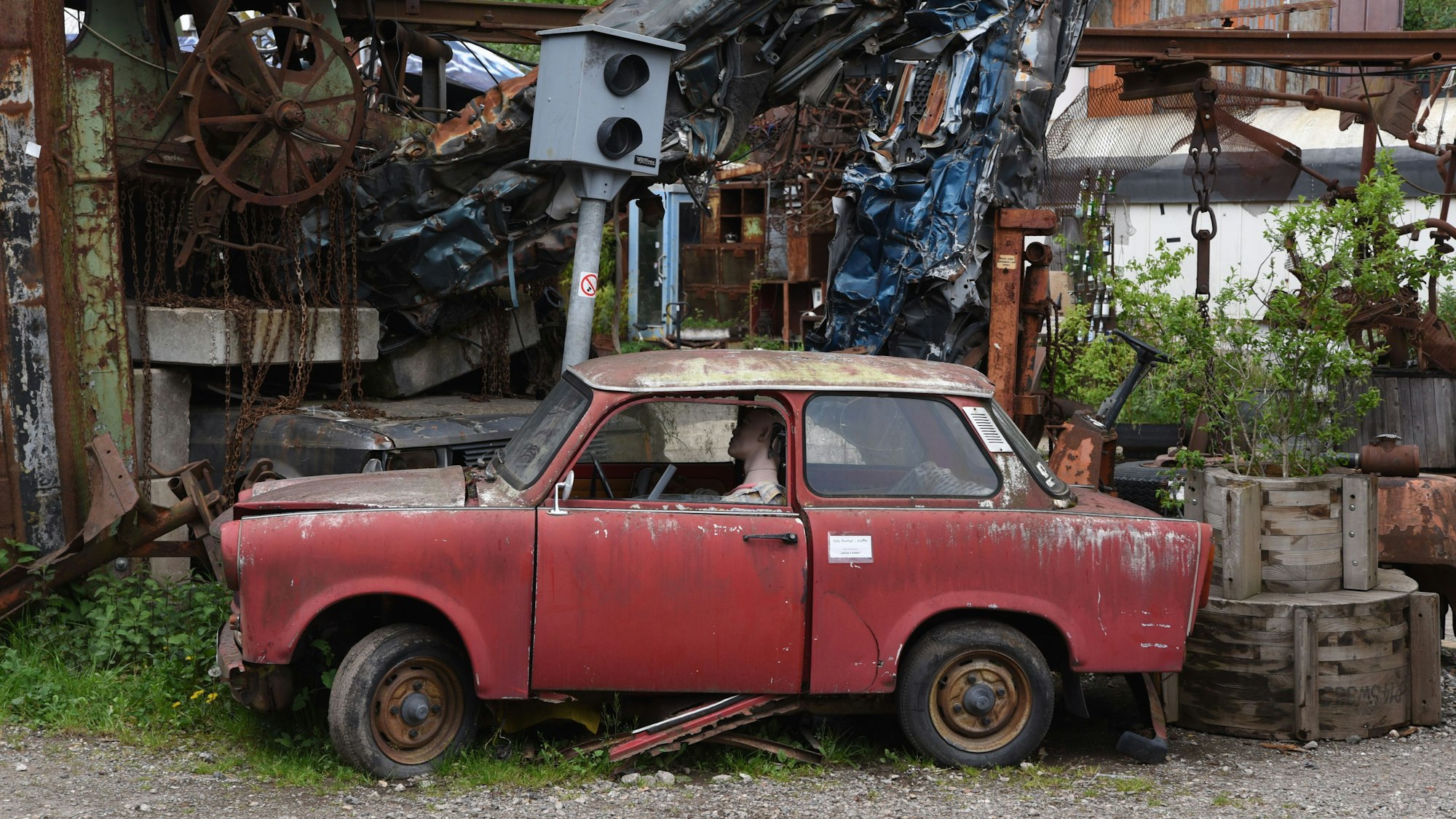 Kunst aus Schrott und Co. im Odonien - hier sieht man ein altes Auto mit Dummy drin.