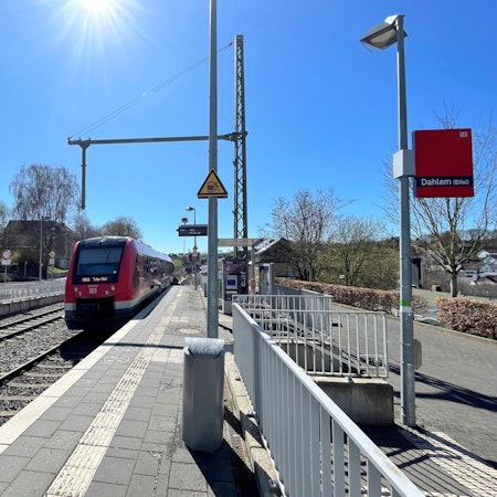 Ein Regionalzug der Bahn fährt in den an der Eifelstrecke liegenden Bahnhof Dahlem ein.