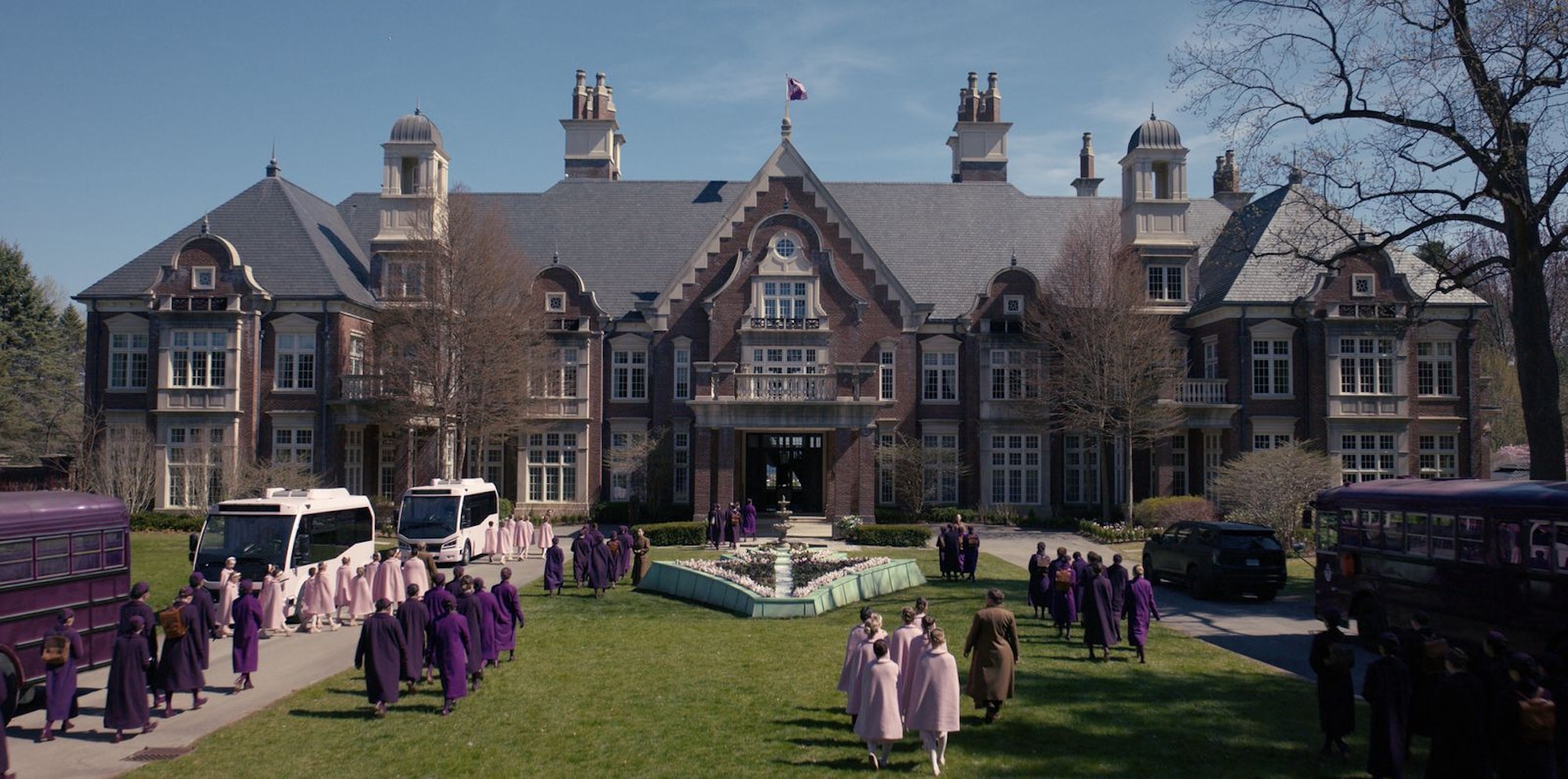 Szenenbild von „The Testaments: Die Zeuginnen“: Im Terrorstaat Gilead herrscht Zucht und Ordnung, und Frauen haben am strammsten zu stehen. (Bild: Disney)