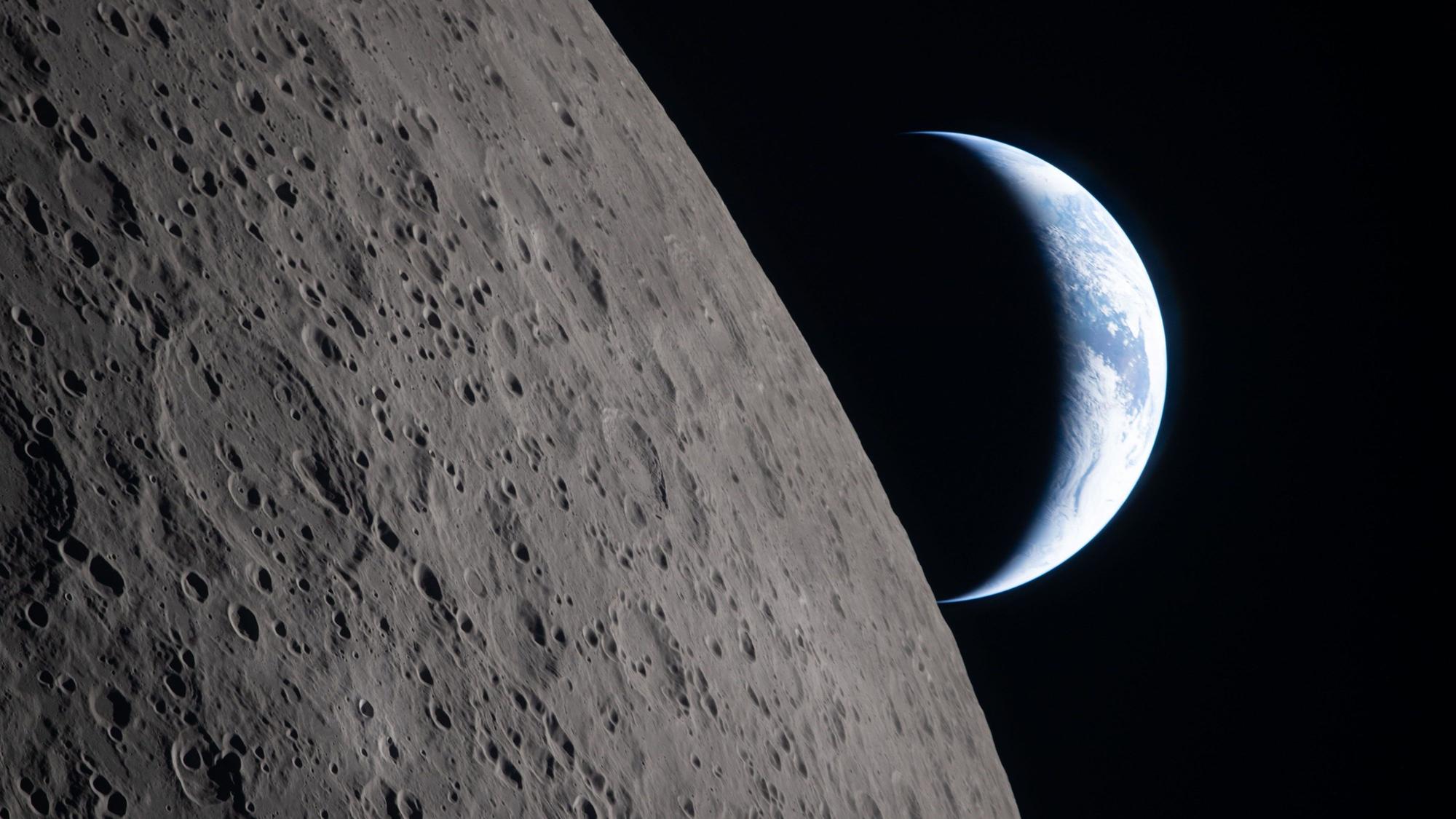 Dieses von der NASA zur Verfügung gestellte Foto zeigt die Erde, die hinter dem Mond untergeht.