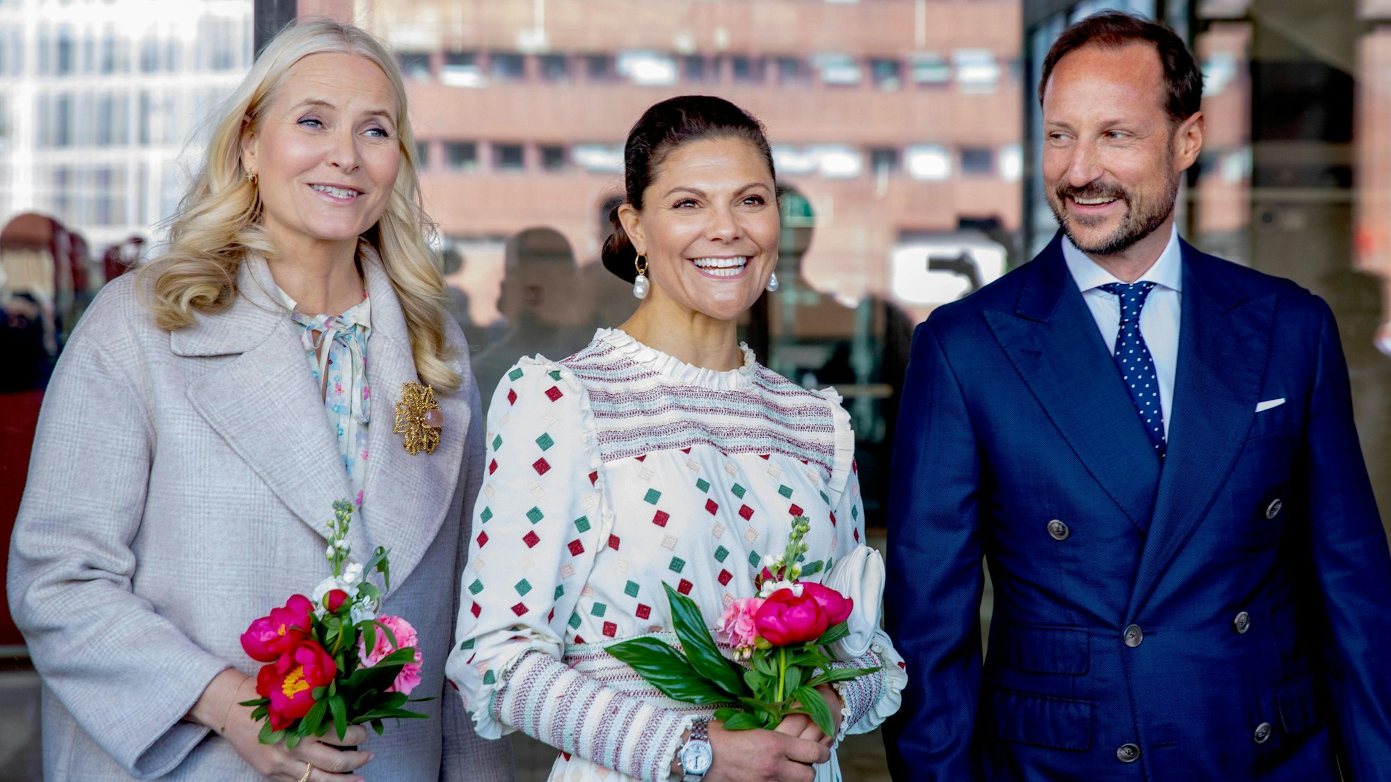 Beim Treffen im Kulturhuset wird deutlich, wie eng Haakon von Norwegen und Mette-Marit mit Victoria von Schweden verbunden sind – ein Beispiel für die gewachsene Freundschaft innerhalb der skandinavischen Royals.