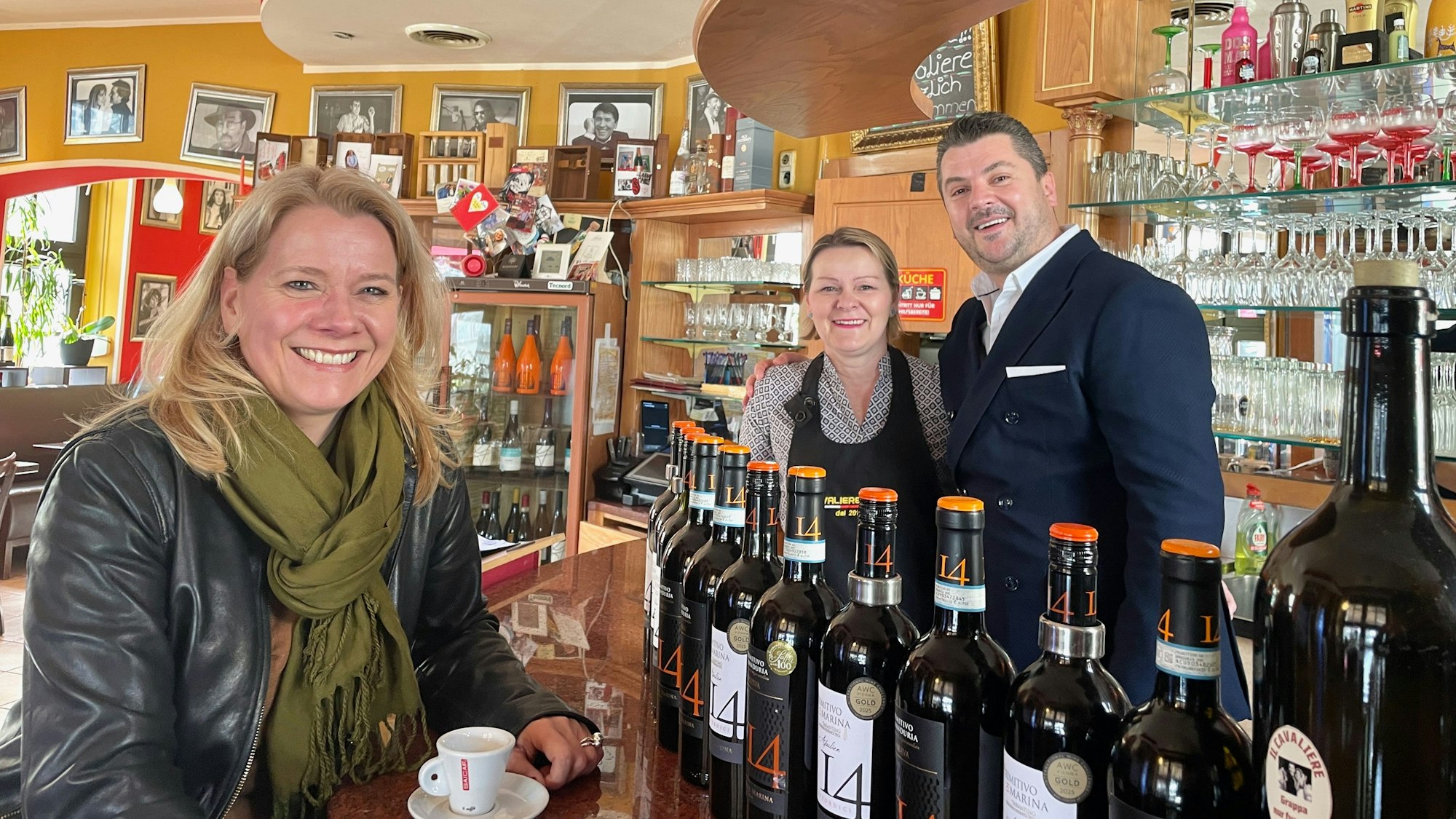 Drei Menschen am Tresen