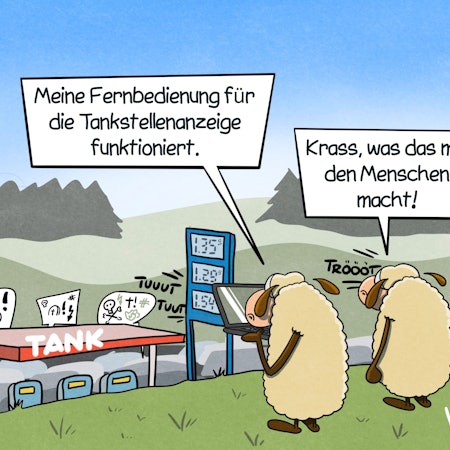 Zwei Schafe stehen auf einem Hügel und schauen auf eine Tankstelle hinunter, wo sich Menschen wegen günstiger Spritpreise an die Zapfsäule drängeln und gegenseitig beschimpfen. Das eine Schaf hält ein Tablet in der Hand und sagt: „Meine Fernbedienung für die Tankstellenanzeige funktioniert.“ Das andere Schaf antwortet: „Krass, was das mit den Menschen macht!“