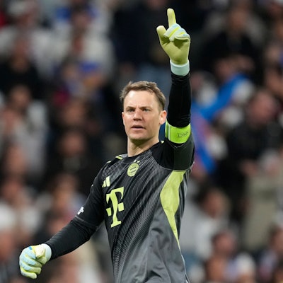 Manuel Neuer (Bayern München) feiert das erste Tor seiner Mannschaft.