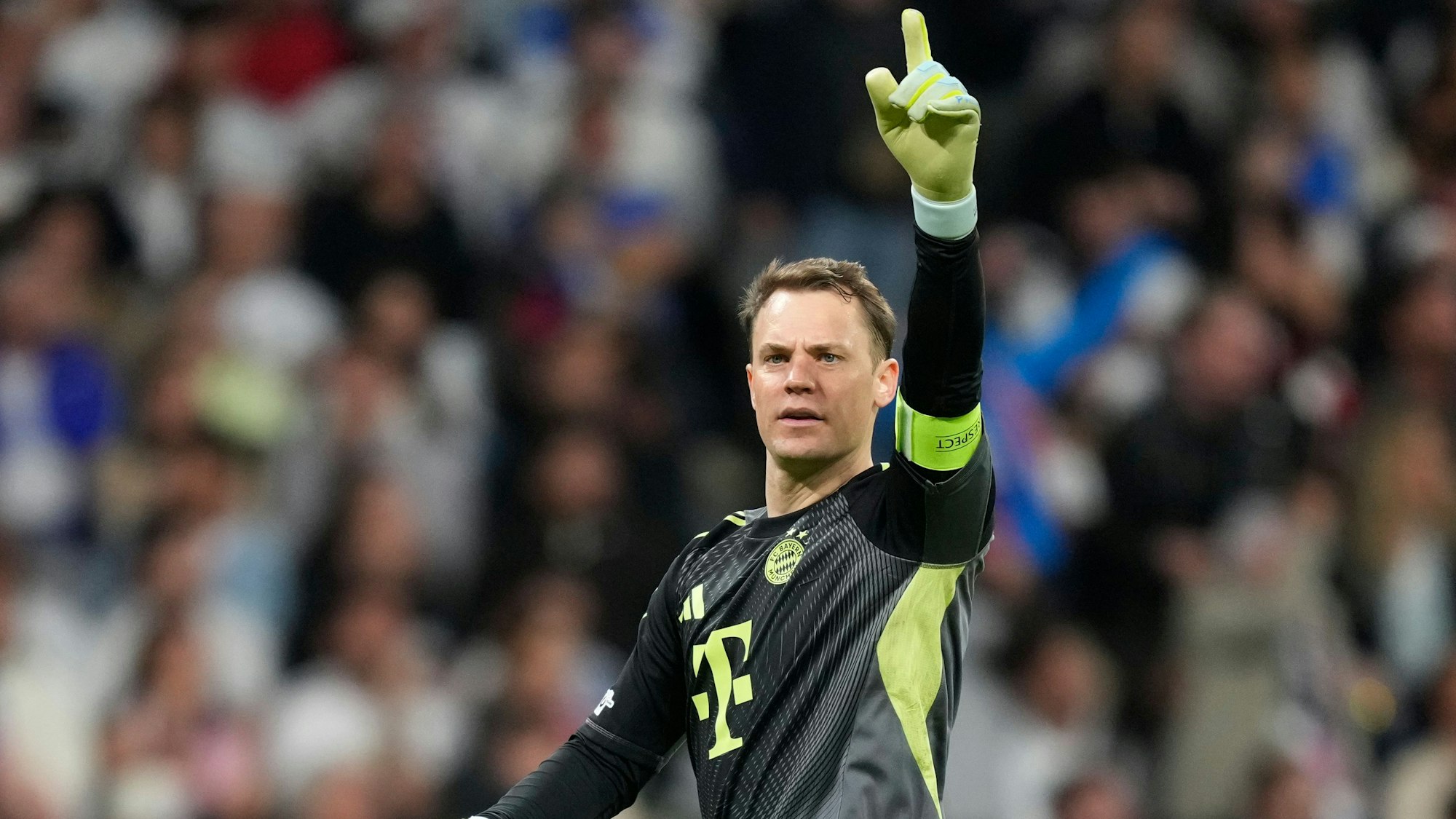 Manuel Neuer (Bayern München) feiert das erste Tor seiner Mannschaft.
