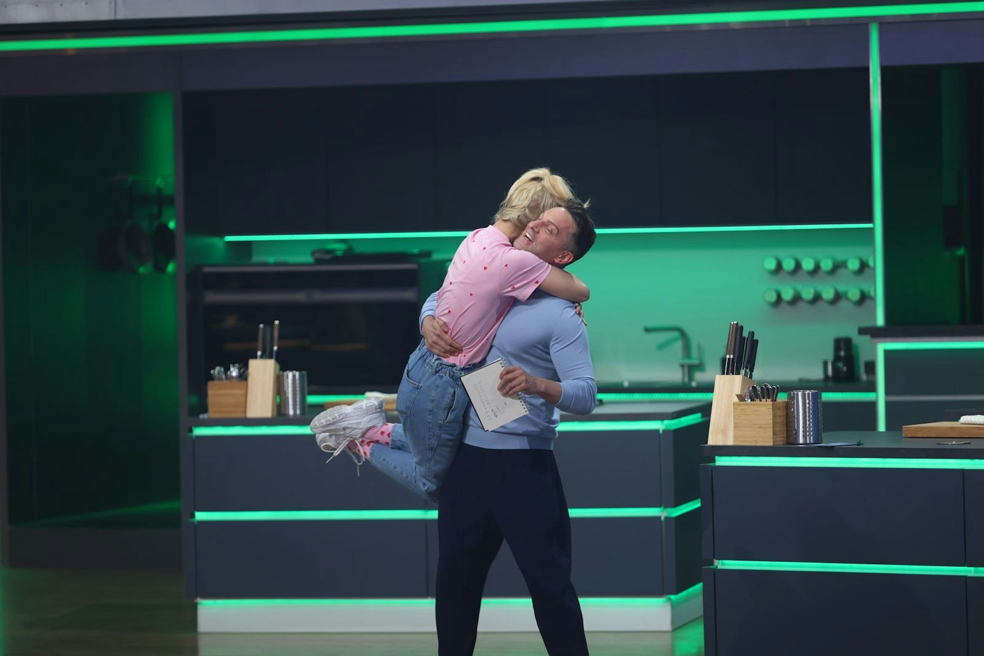 Alex Kumptner wählt zufällig seine künftige Schwägerin Kathrin Menzinger ins Team. (Bild: Joyn / Benedikt Müller)