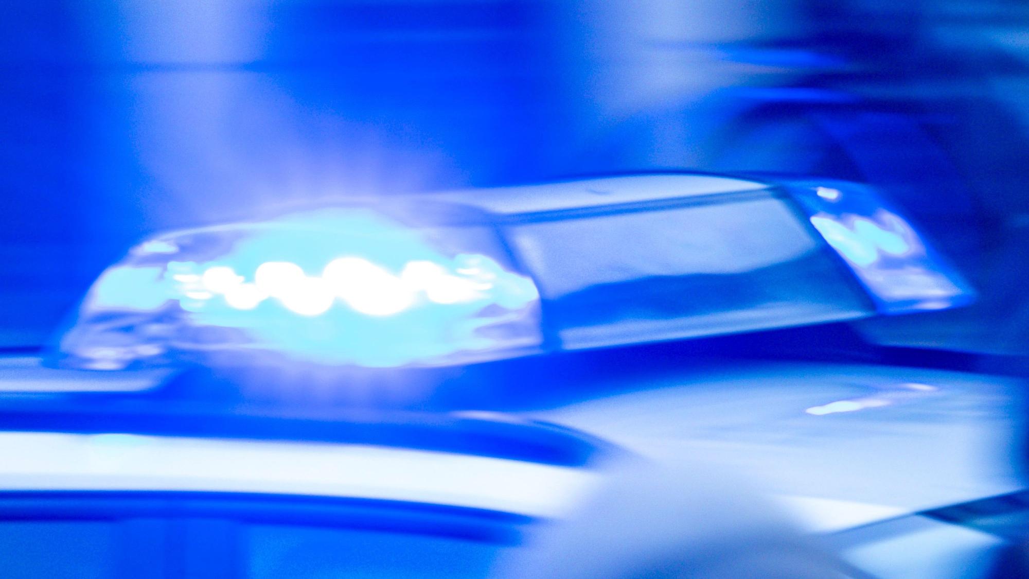 Ein Streifenwagen der Polizei ist mit Blaulicht im Einsatz.