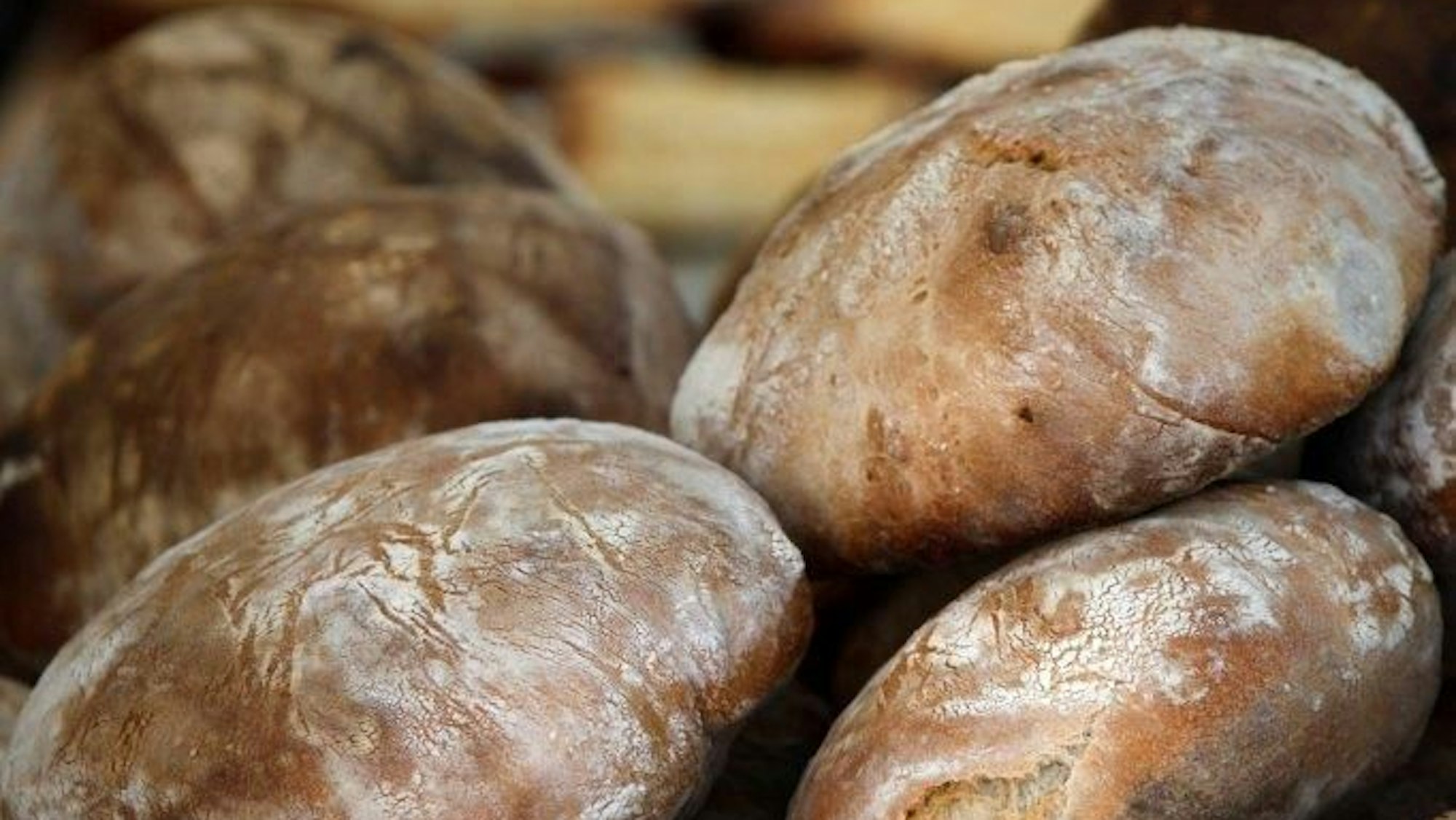 Brot liegt übereinander gestapelt.