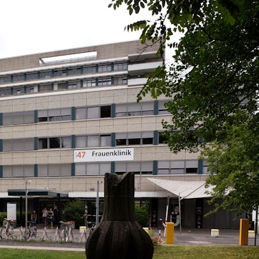 In der Frauenheilkunde und Geburtshilfe der Uniklinik kam es im Dezember 2025 zu dem Polizeieinsatz (Archivfoto).