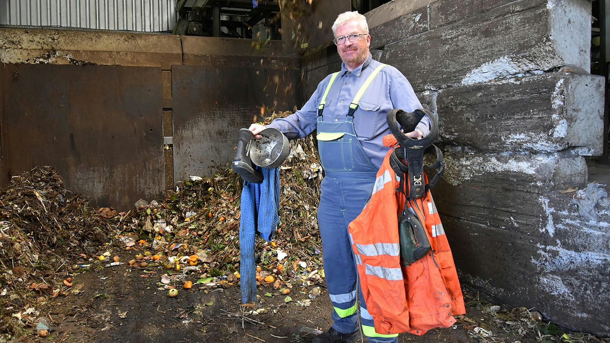 Das gehört hier nicht rein: Michael Dresbach auf der Leppe-Deponie in Lindlar mit den Fundstücken des Tages. Die bereiten richtig Probleme bei der Aufbereitung von Bio-Abfällen.