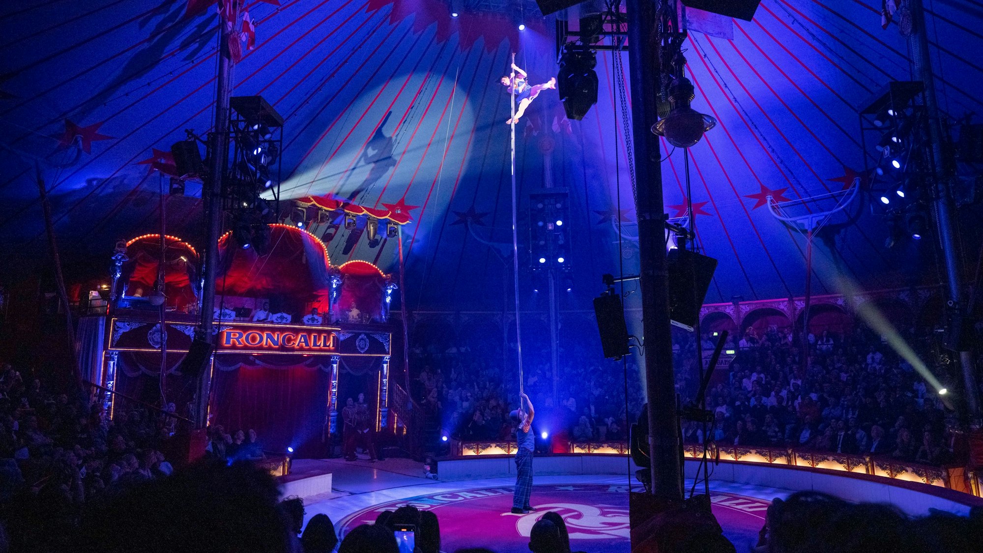 Akrobaten im Zirkus Roncalli. (Archivbild)