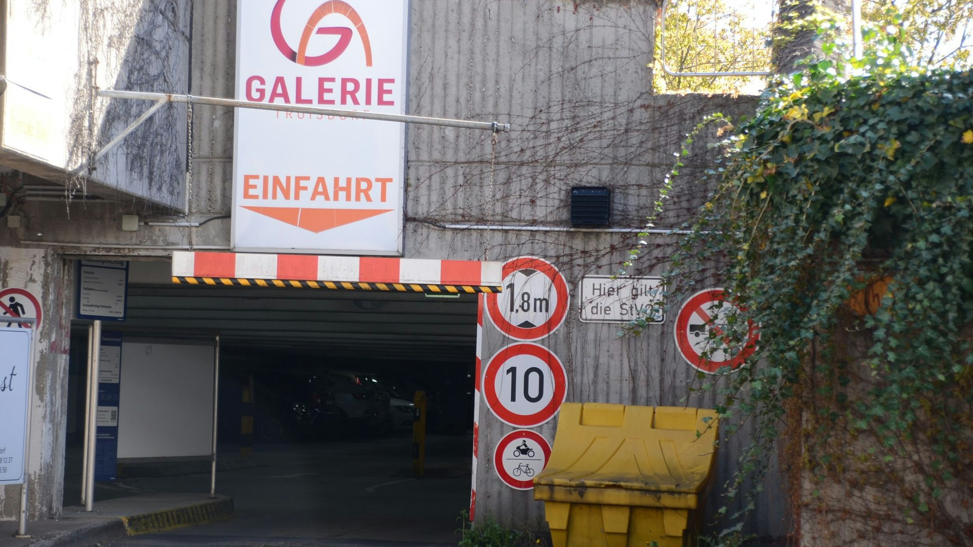 EInfahrt in eine Tiefgarage.