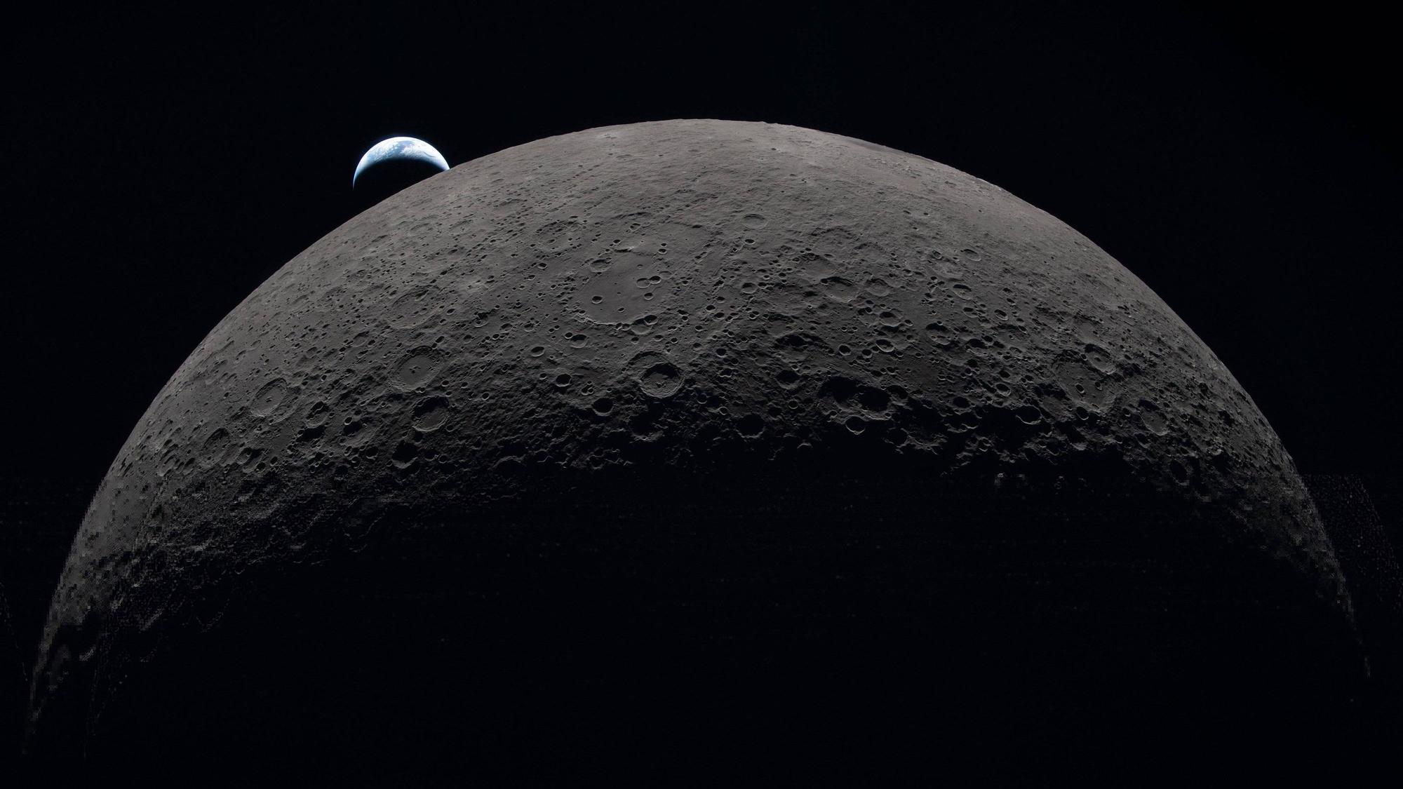 Die Besatzung von Artemis II hat diesen Blick auf einen Erduntergang am 6. April 2026 aufgenommen, als sie den Mond umkreiste. Das Bild erinnert an das berühmte „Earthrise“-Foto, das der Astronaut Bill Anders 58 Jahre zuvor aufgenommen hatte, als die Besatzung von Apollo 8 den Mond umkreiste.