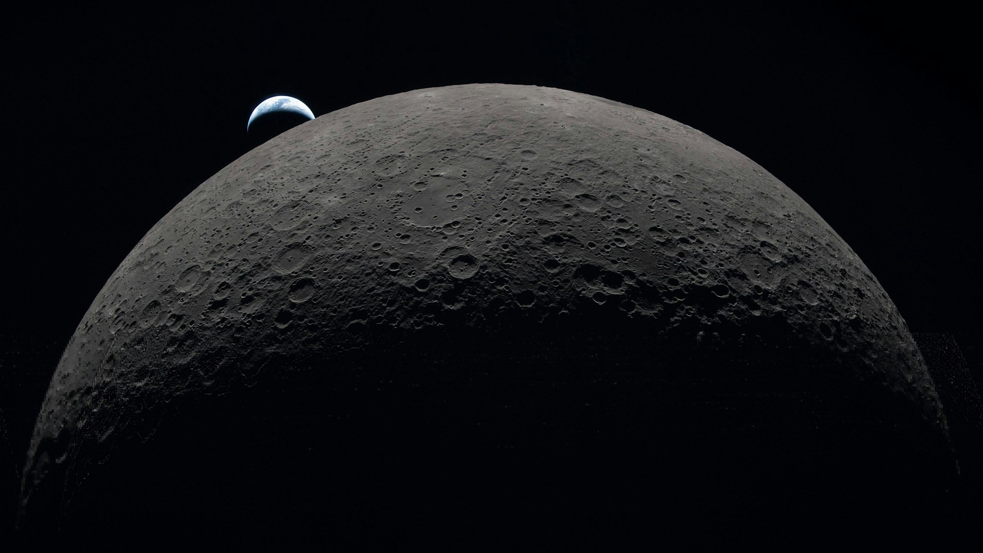 Die Besatzung von Artemis II hat diesen Blick auf einen Erduntergang am 6. April 2026 aufgenommen, als sie den Mond umkreiste. Das Bild erinnert an das berühmte „Earthrise“-Foto, das der Astronaut Bill Anders 58 Jahre zuvor aufgenommen hatte, als die Besatzung von Apollo 8 den Mond umkreiste.