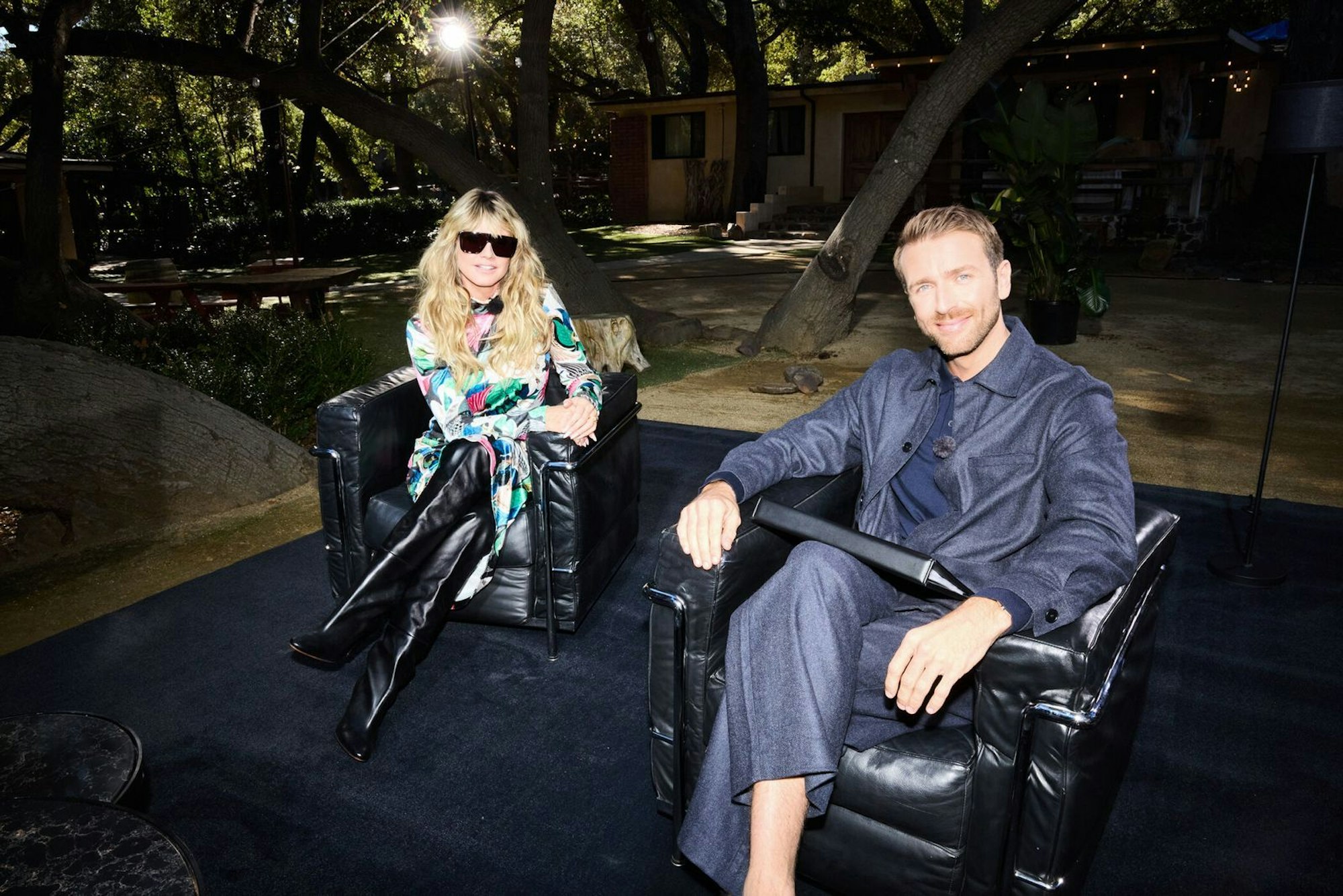 Christian Düren fühlt den Models beim Media-Teaching auf den Zahn. (Bild: ProSieben/Max Montgomery)