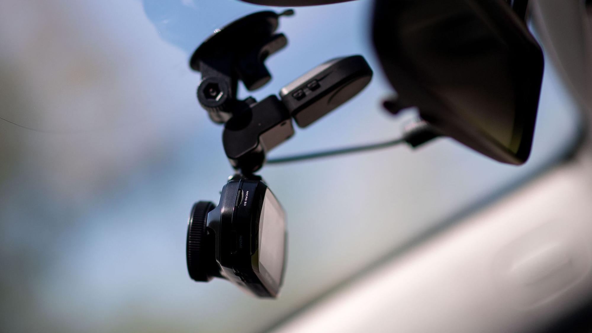 Eine Dashcam ist in einem Polizeiauto zu sehen