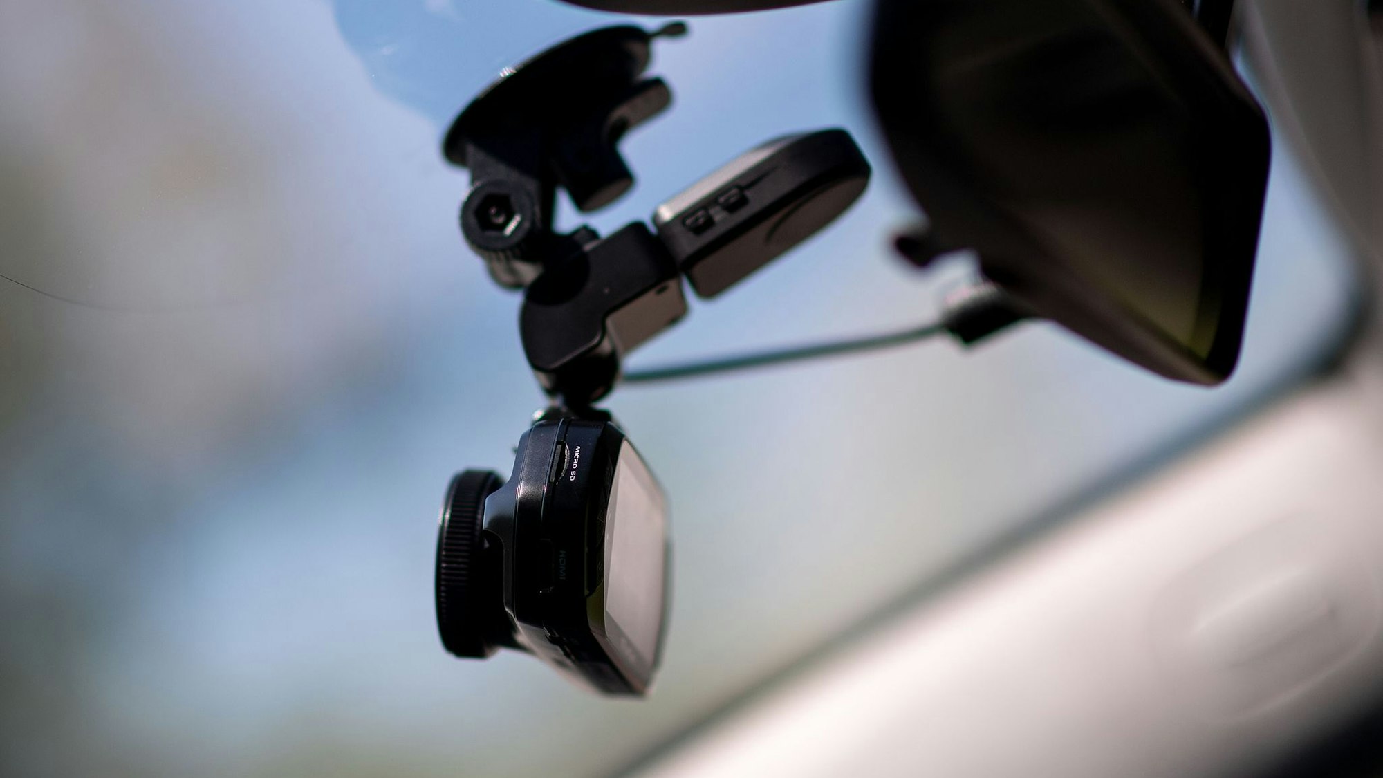 Eine Dashcam ist in einem Polizeiauto zu sehen