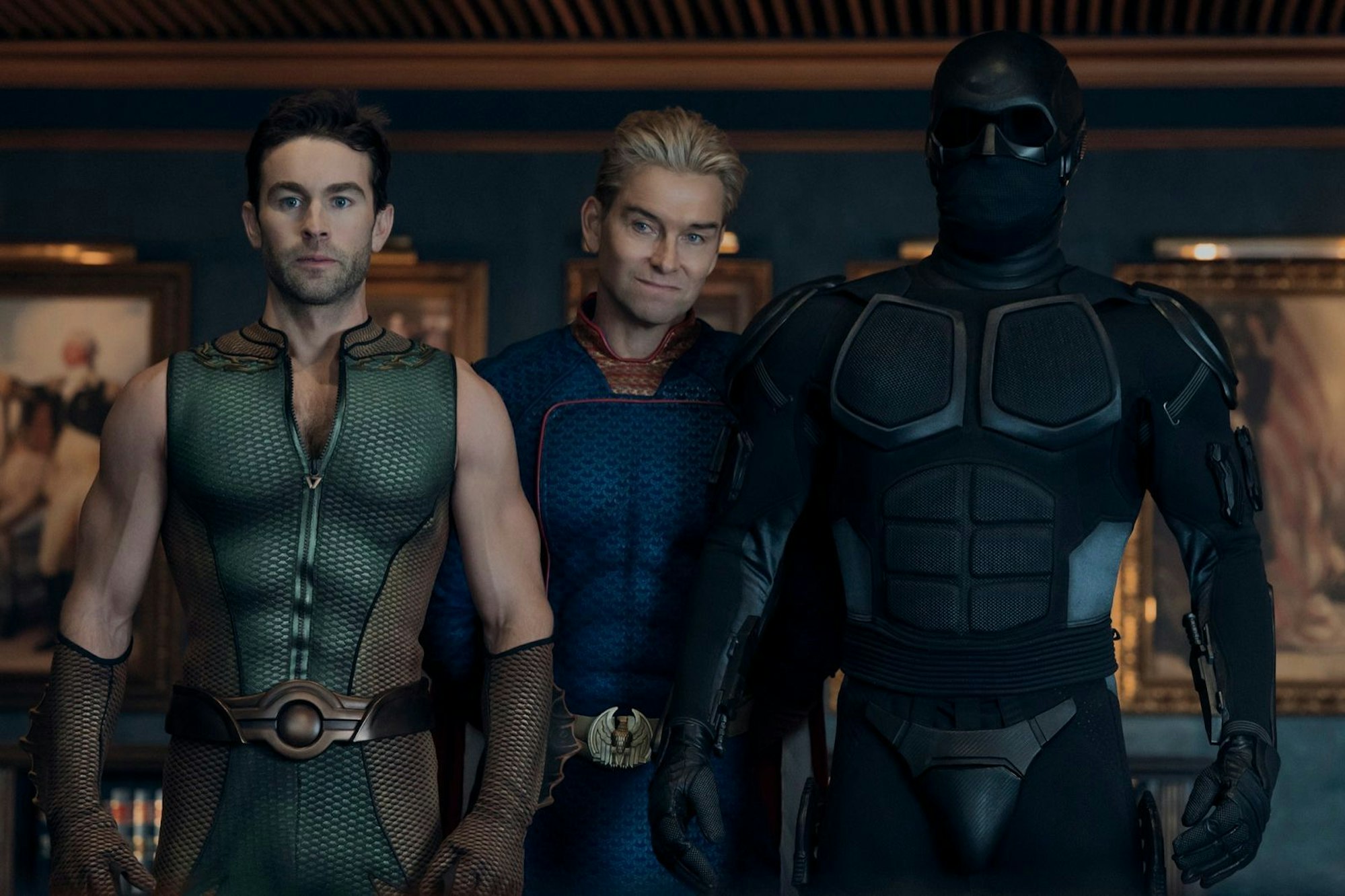 Homelander (Antony Starr, Mitte) hat Spezialaufträge für seine Vasallen The Deep (Chace Crawford, links) und Black Noir (Nathan Mitchell). (Bild: © Amazon Content Services LLC / Jasper Savage / Prime Video)