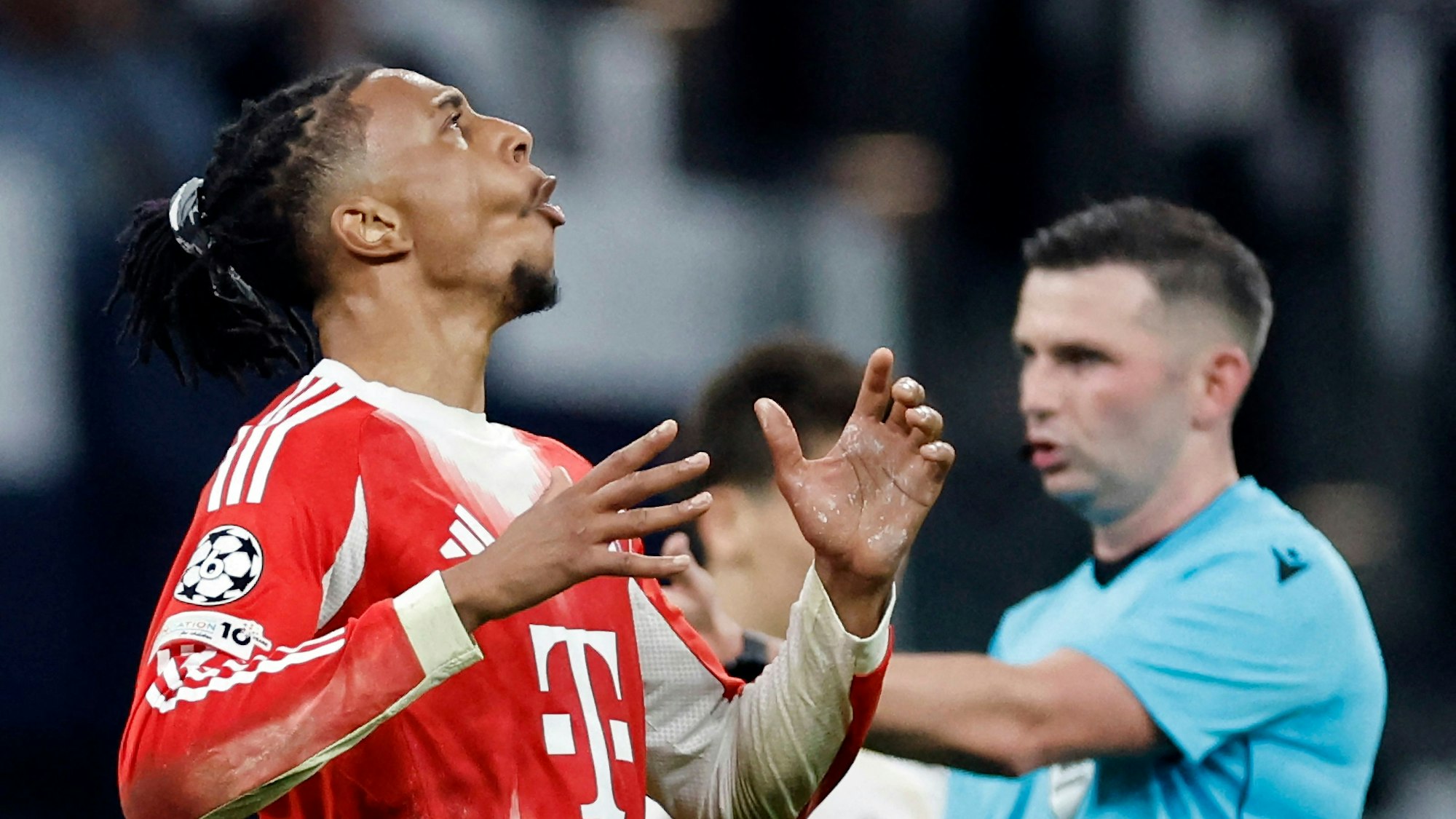 Michael Olise im Trikot des FC Bayern München.