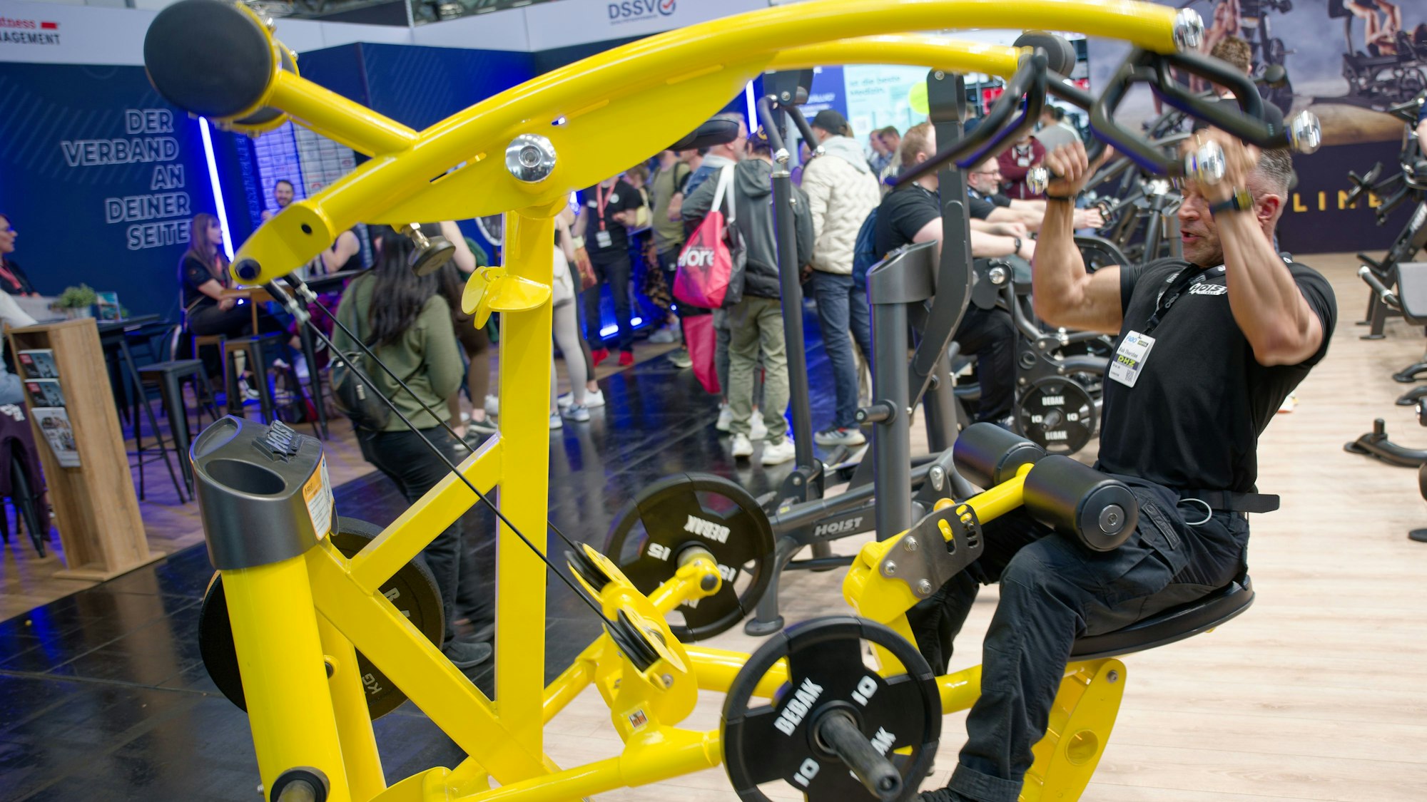 10.04.2025, Nordrhein-Westfalen, Köln: Besucher testen Fitnessgeräte auf der Fitnessmesse "Fibo 2025". Die Messe präsentiert Fachbesuchern und Verbrauchern neue Trends rund um Fitness, Wellness und Gesundheit. Foto: Henning Kaiser/dpa +++ dpa-Bildfunk +++