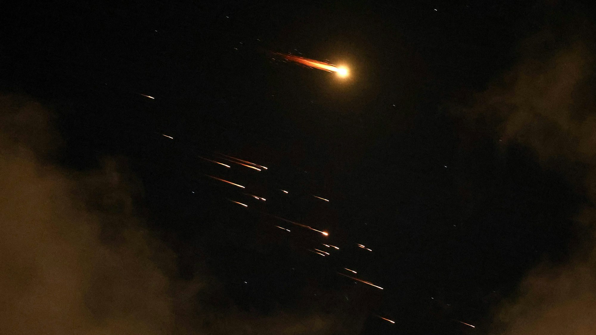 Eine Rakete fliegt über Israel. (Archivbild)