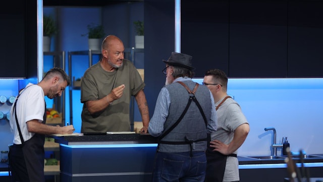 Frank Rosin gibt Jochen Schropp (links), Andreas Hoppe (Zweiter von rechts) und Paul Cooks (rechts) sofort Anweisungen. (Bild: Joyn / Benedikt Müller)