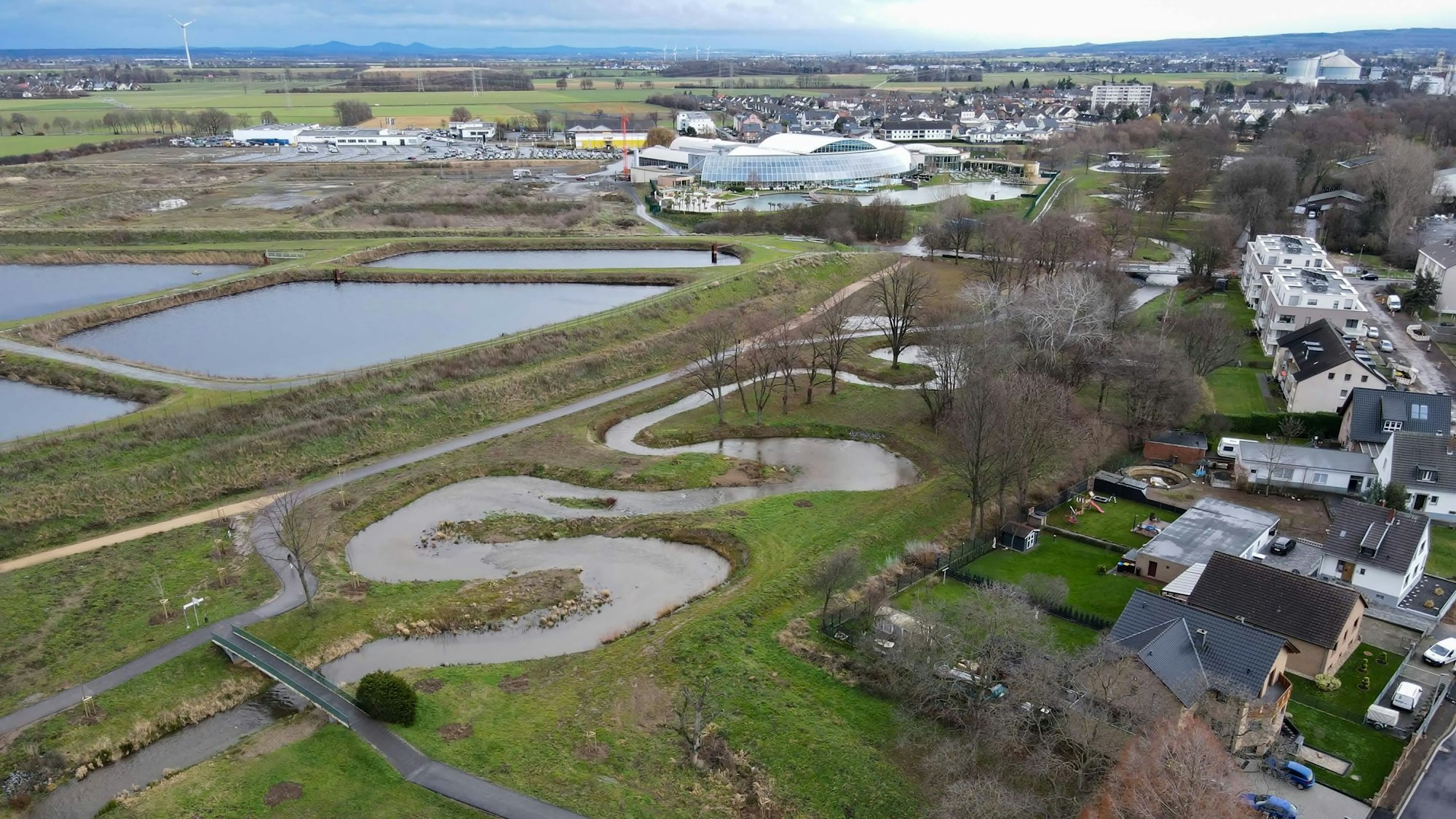 Die Drohnenaufnahme zeigt, wie das Flussbett in Schleifen neu angelegt ist.