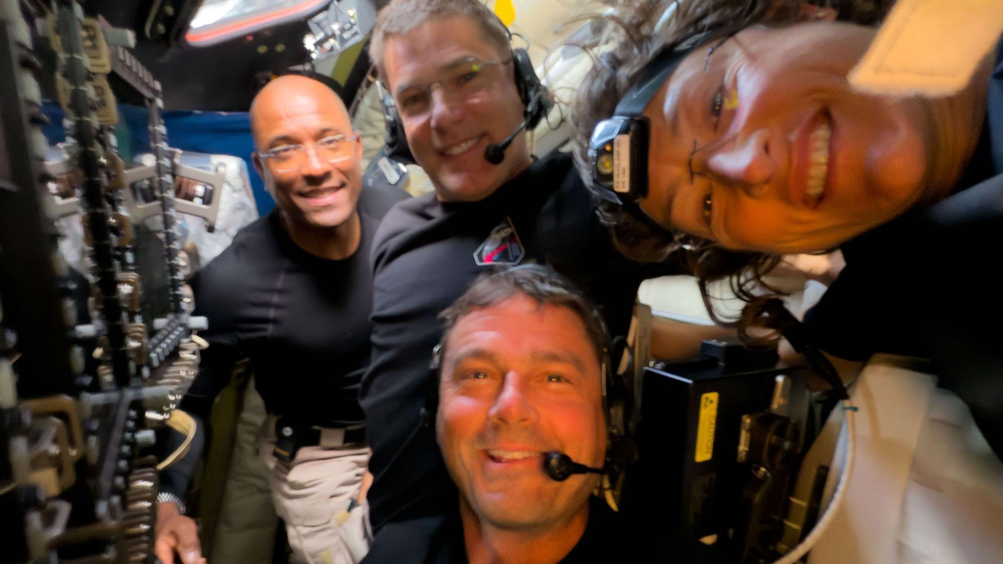 Dieses von der NASA zur Verfügung gestellte Bild zeigt die Artemis-2-Crewmitglieder Victor Glover (l-r), Jeremy Hansen, Victor Glover, Reid Wiseman und Christina Koch während eines Selfies.