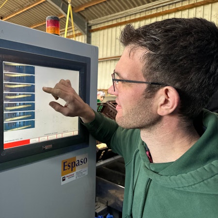 Matthias Bernschein schaut auf einen Computer.