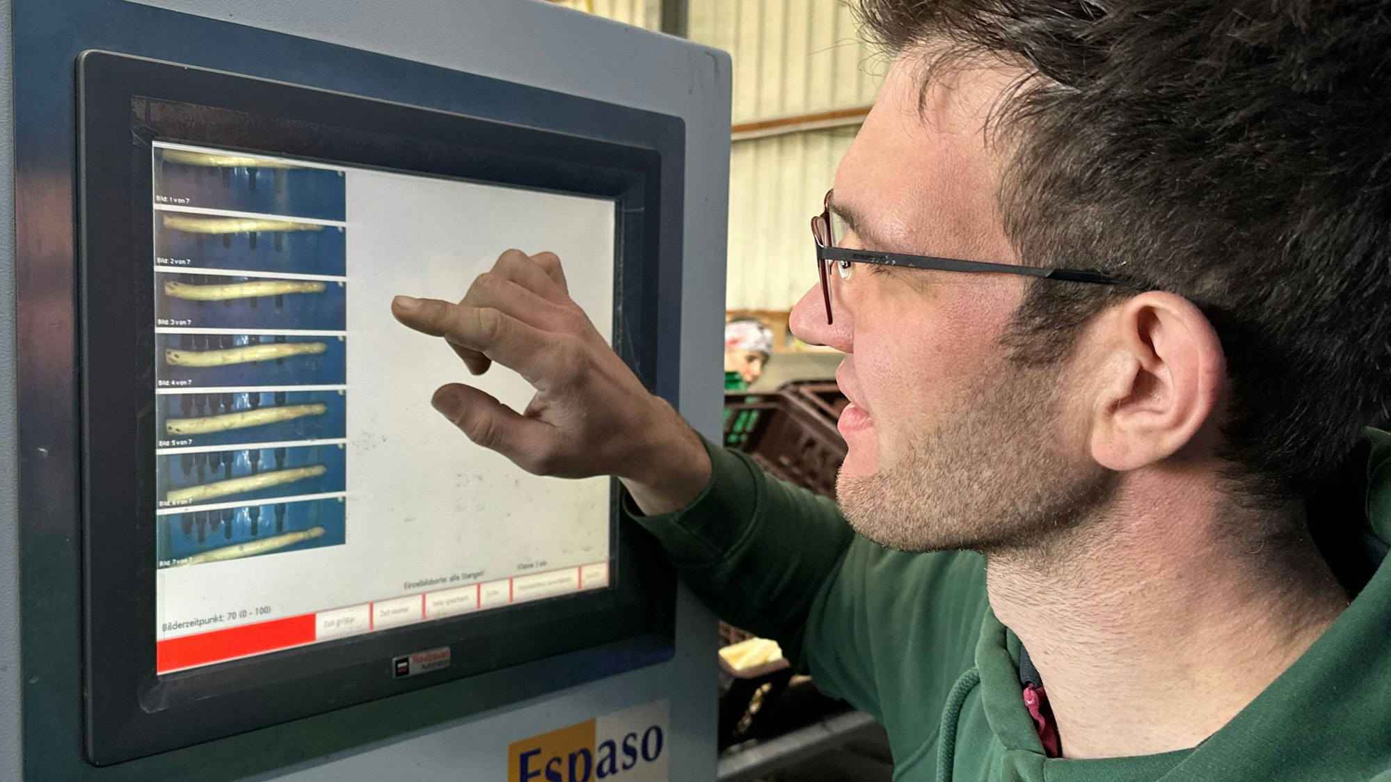 Matthias Bernschein schaut auf einen Computer.