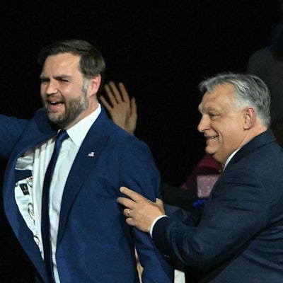 Budapest: Ungarns Ministerpräsident Viktor Orbán (r.) und US-Vizepräsident JD Vance bei einer Wahlkampfveranstaltung am Dienstag (7. April)
