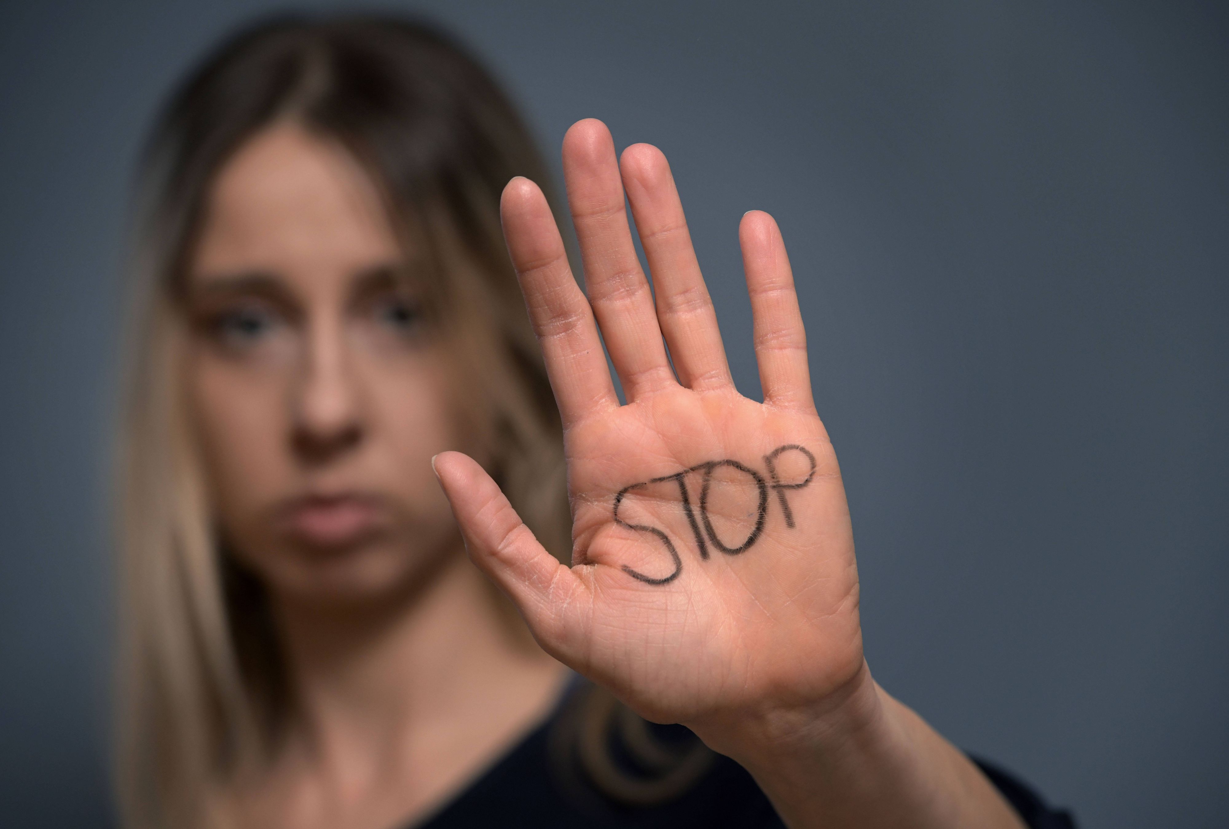 Als Catcalling, wird nonverbale Belästigung bezeichnet. Das kann Pfeifen, rufen, nachlaufen oder auch eine obszöne Handbewegung sein. Bislang ist Catcalling in keiner deutschen Stadt strafbar.