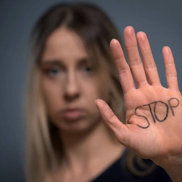 Als Catcalling, wird nonverbale Belästigung bezeichnet. Das kann Pfeifen, rufen, nachlaufen oder auch eine obszöne Handbewegung sein. Bislang ist Catcalling in keiner deutschen Stadt strafbar.