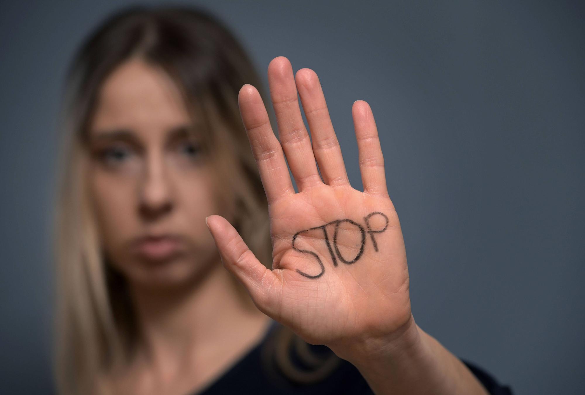Als Catcalling, wird nonverbale Belästigung bezeichnet. Das kann Pfeifen, rufen, nachlaufen oder auch eine obszöne Handbewegung sein. Bislang ist Catcalling in keiner deutschen Stadt strafbar.