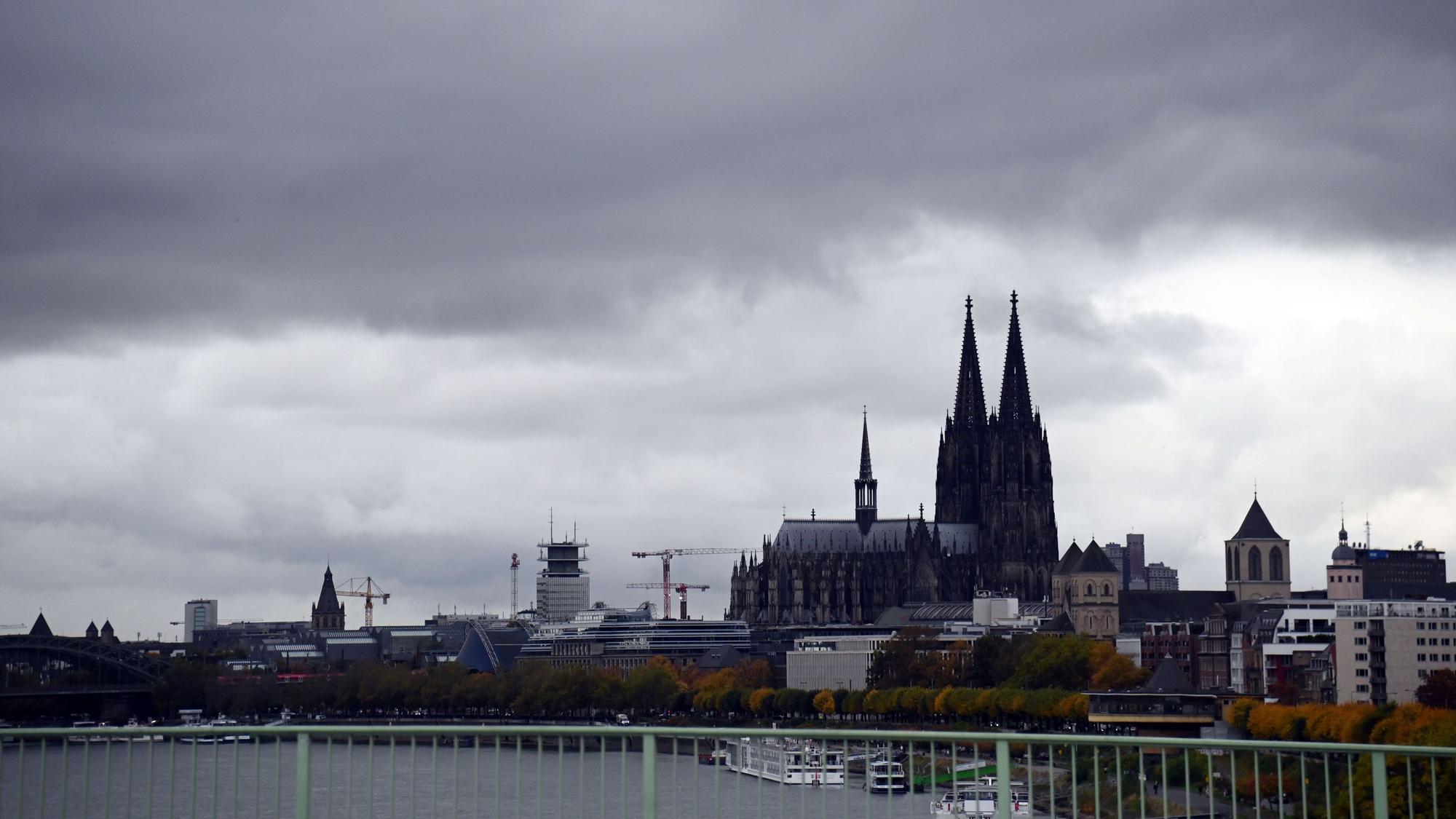 Ein Wolkenhimmel zeigt sich über Köln. Gesehen von der Zoobrücke. (Archivfoto)