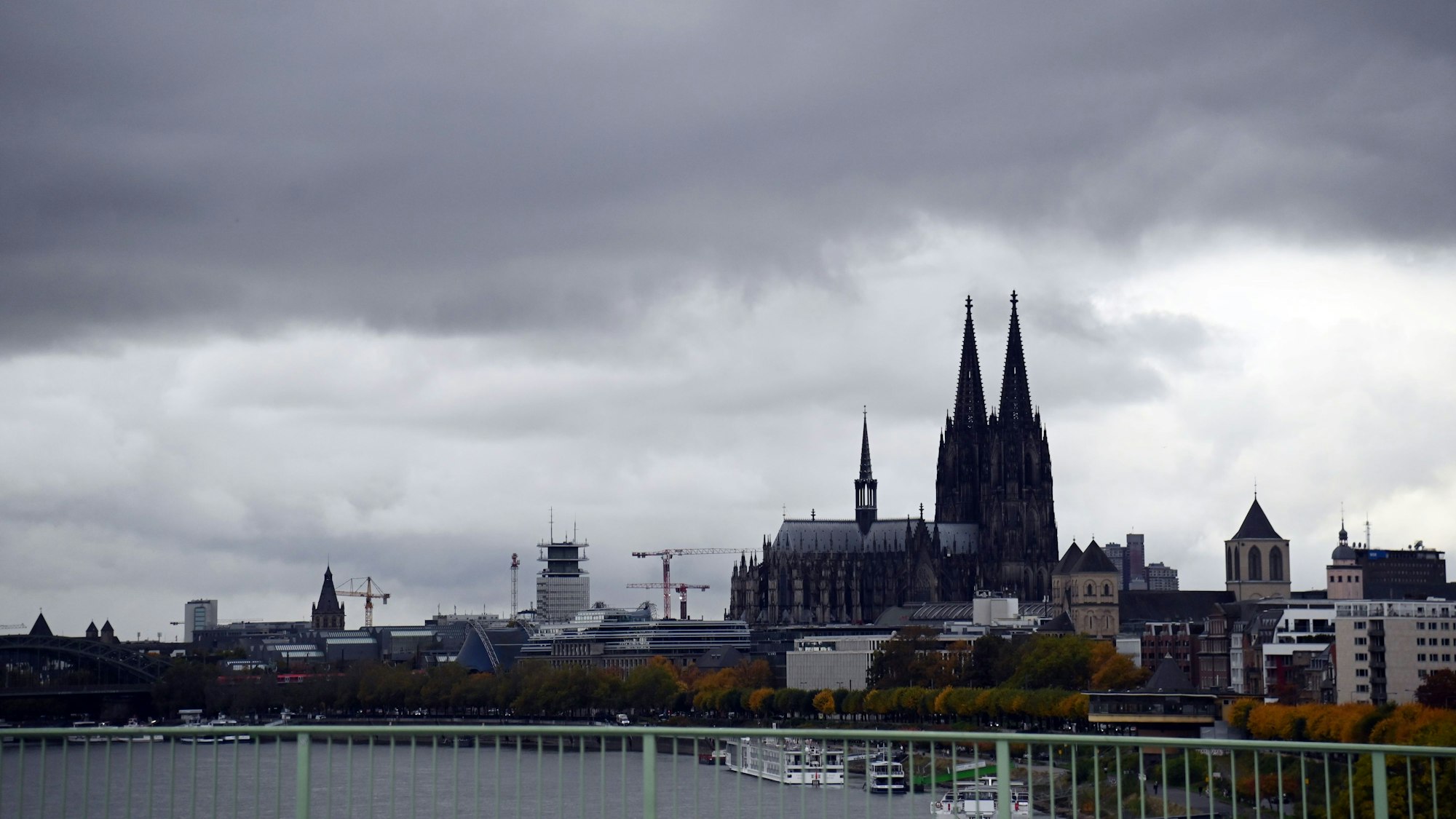 Ein Wolkenhimmel zeigt sich über Köln. Gesehen von der Zoobrücke. (Archivfoto)