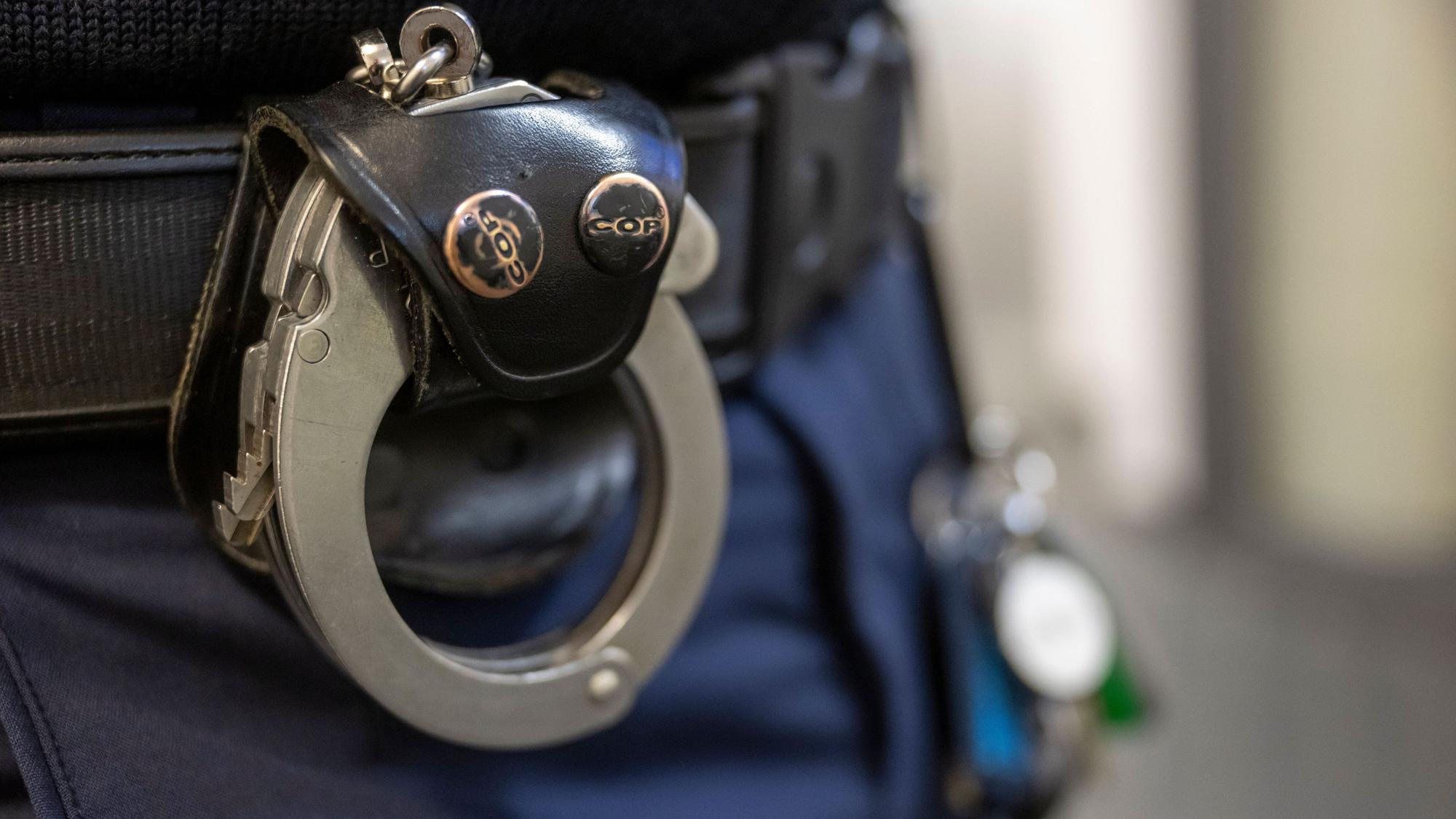Eine Handschelle hängt am Gürtel eines Polizisten. Die Schlüssel dafür sind im Internet erhältlich.