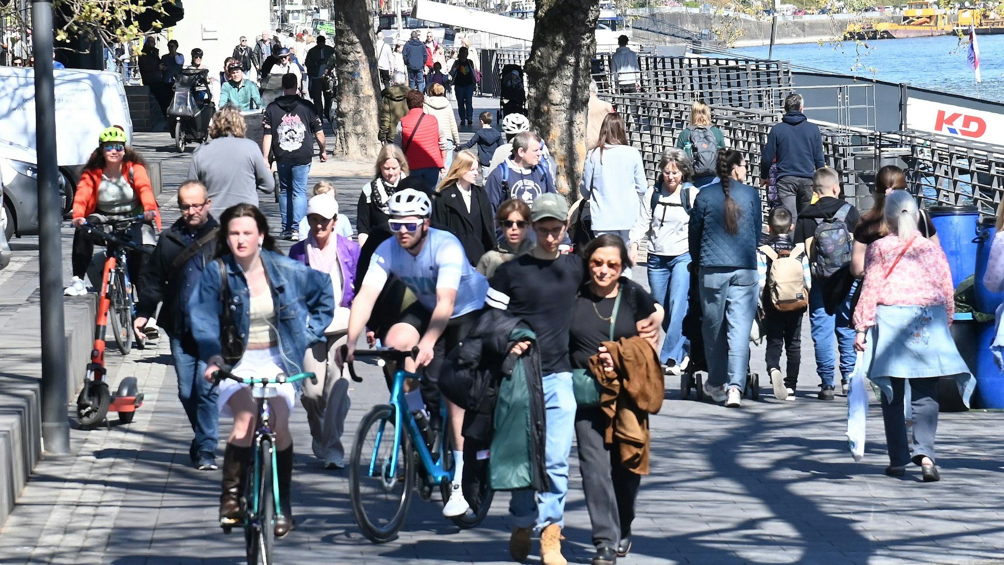 Am Rheinufer in der Kölner Altstadt kommt es an vielen Stellen zu Konflikten zwischen Fußgängern und Radfahrern.
