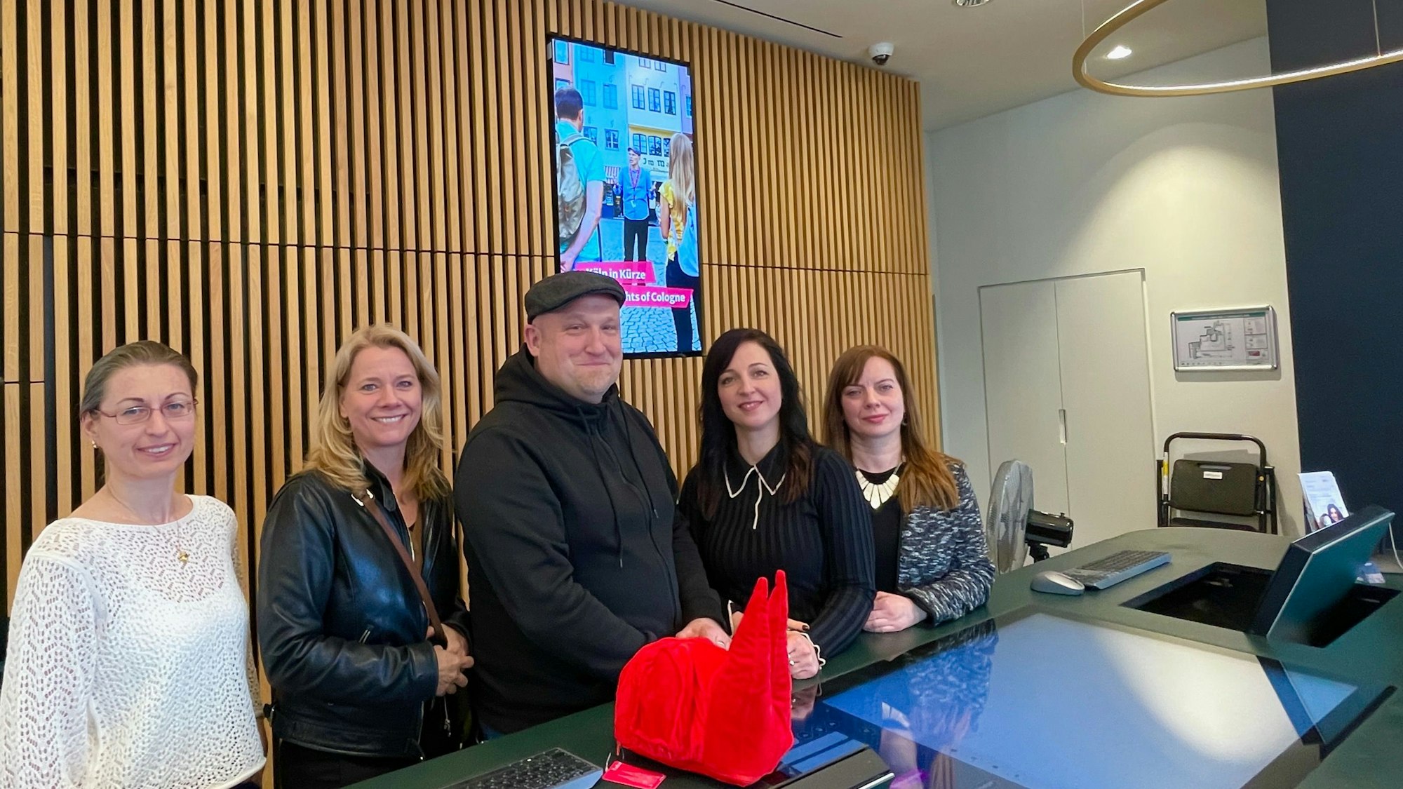 V.l.: Jelena Marggraff, Stephanie Kleine Klausing, Bert Meurer, Jessica Ziegler, Rebecca Esser. Im Vordergrund der rote Plüsch-Dom.