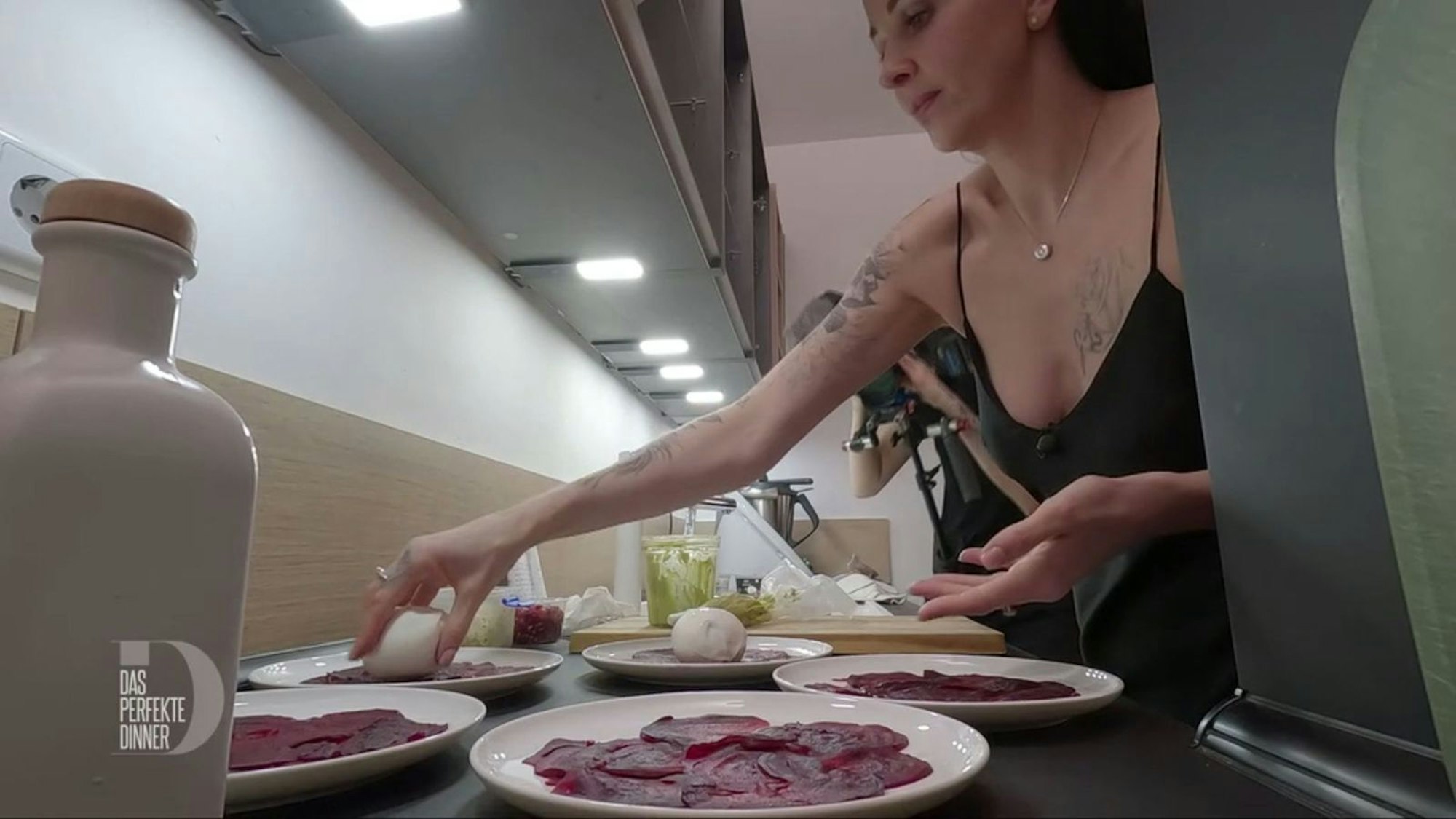 Als Vorspeise serviert Stasya gekochte Rote Bete und Burrata - bewusst ohne Gewürze.
(Bild: RTL)