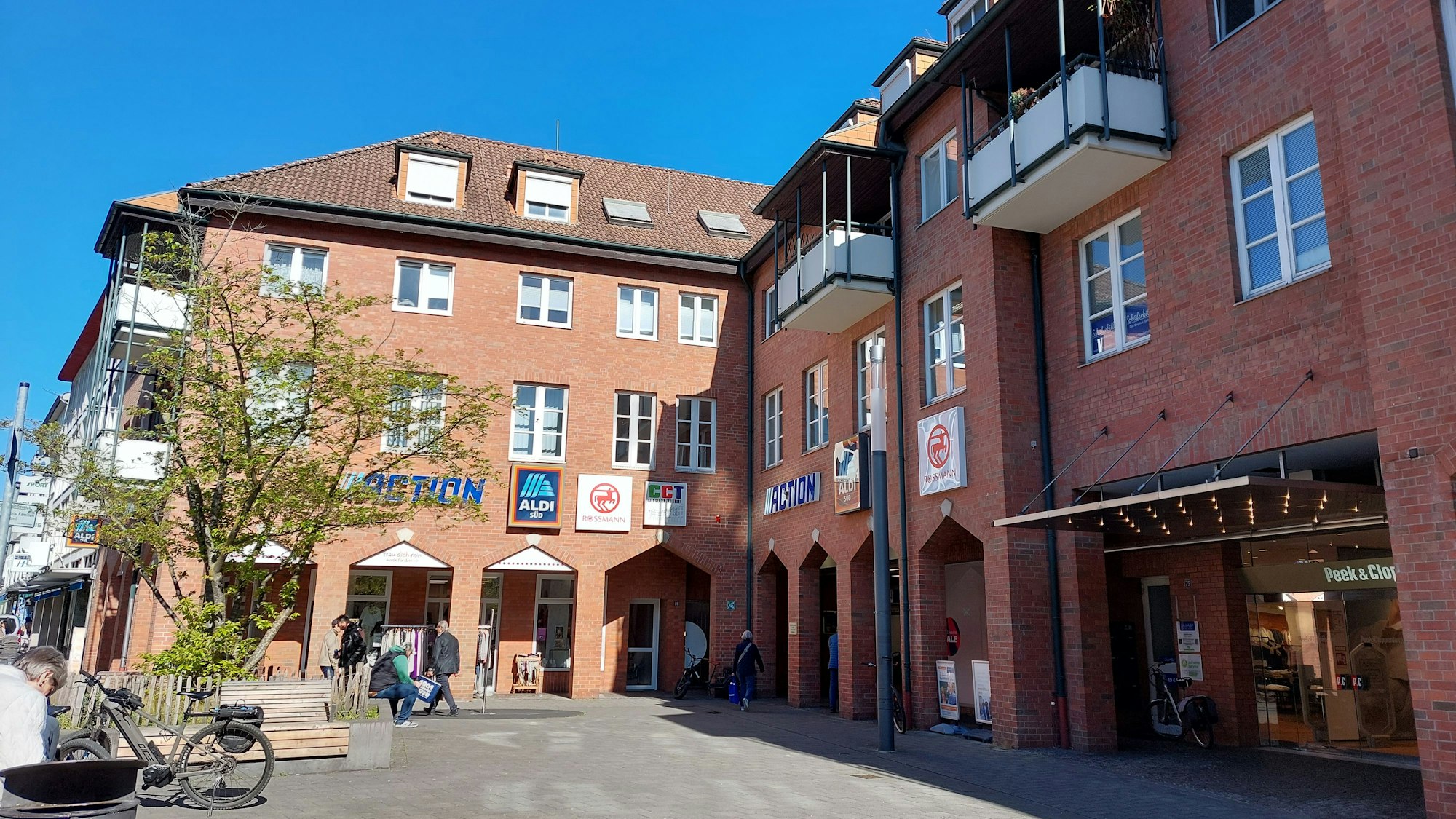 Ein Geschäftshaus an einer Fußgängerzone.