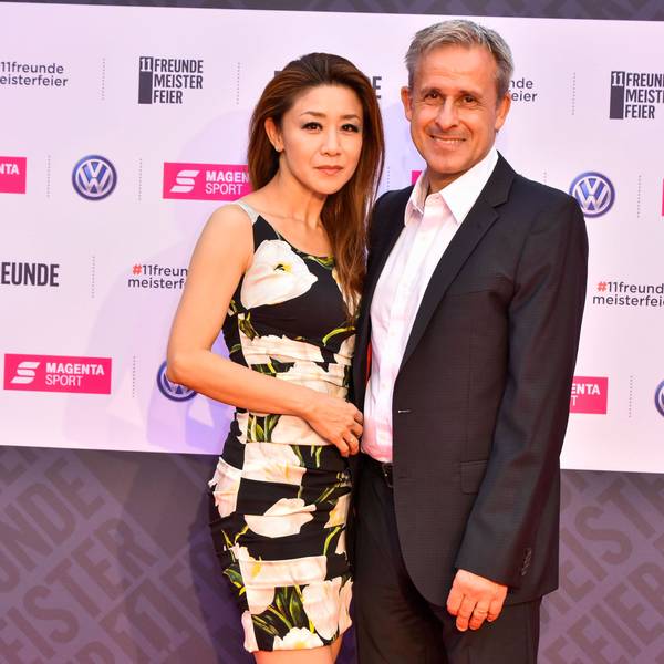Pierre Littbarski auf dem Roten Teppich mit seiner Ehefrau Hitomi.