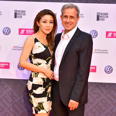 Pierre Littbarski auf dem Roten Teppich mit seiner Ehefrau Hitomi.